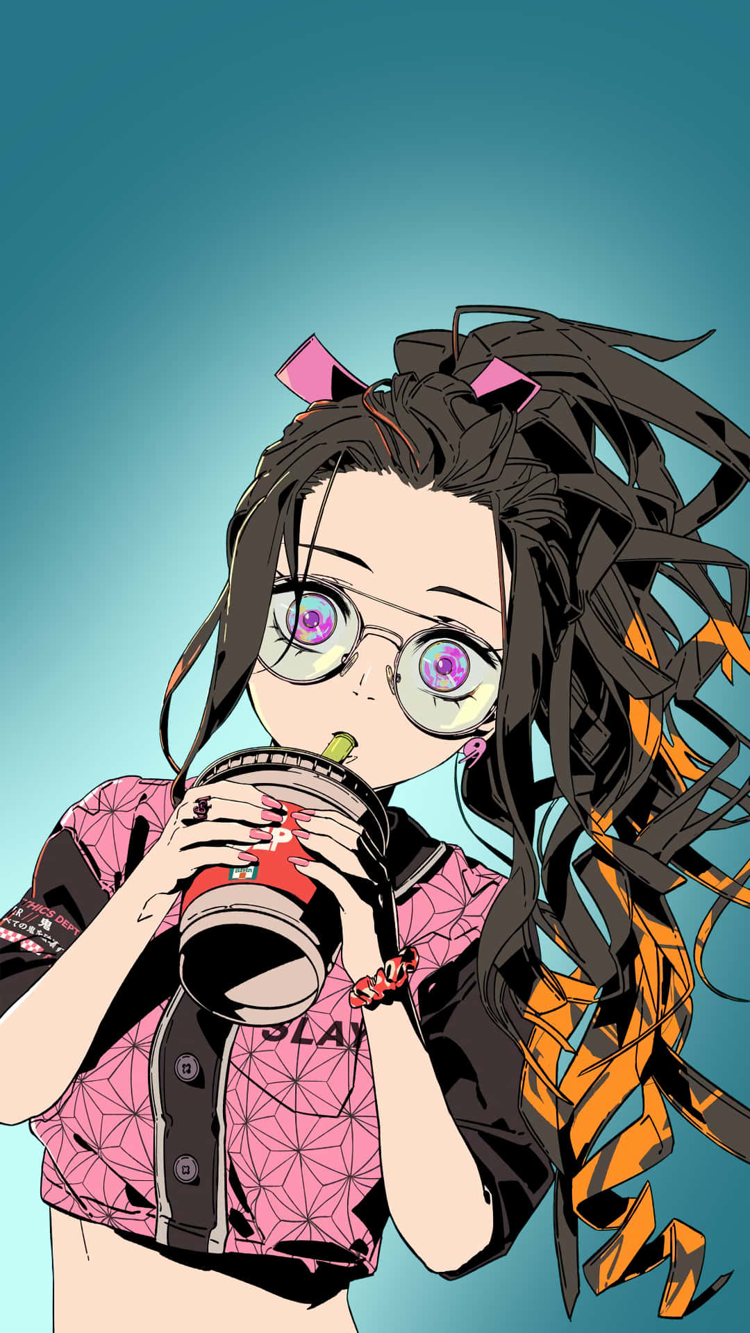 戴眼鏡、頭髮色彩繽紛的動漫女孩正在啜飲飲料。