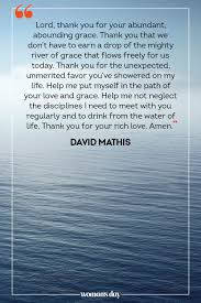 David Mathis 的祈禱語錄，位於黎明時分平靜的海面上。
