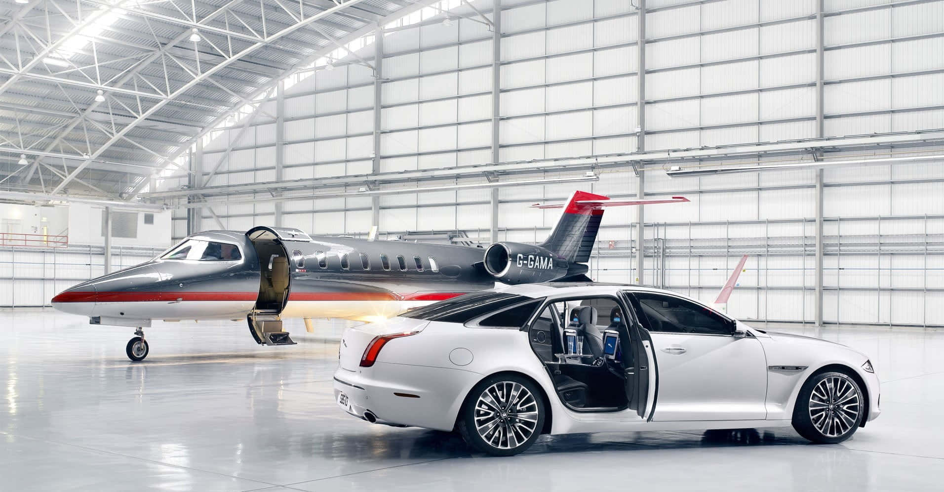 豪華房車與私人飛機一同停放在機庫內。