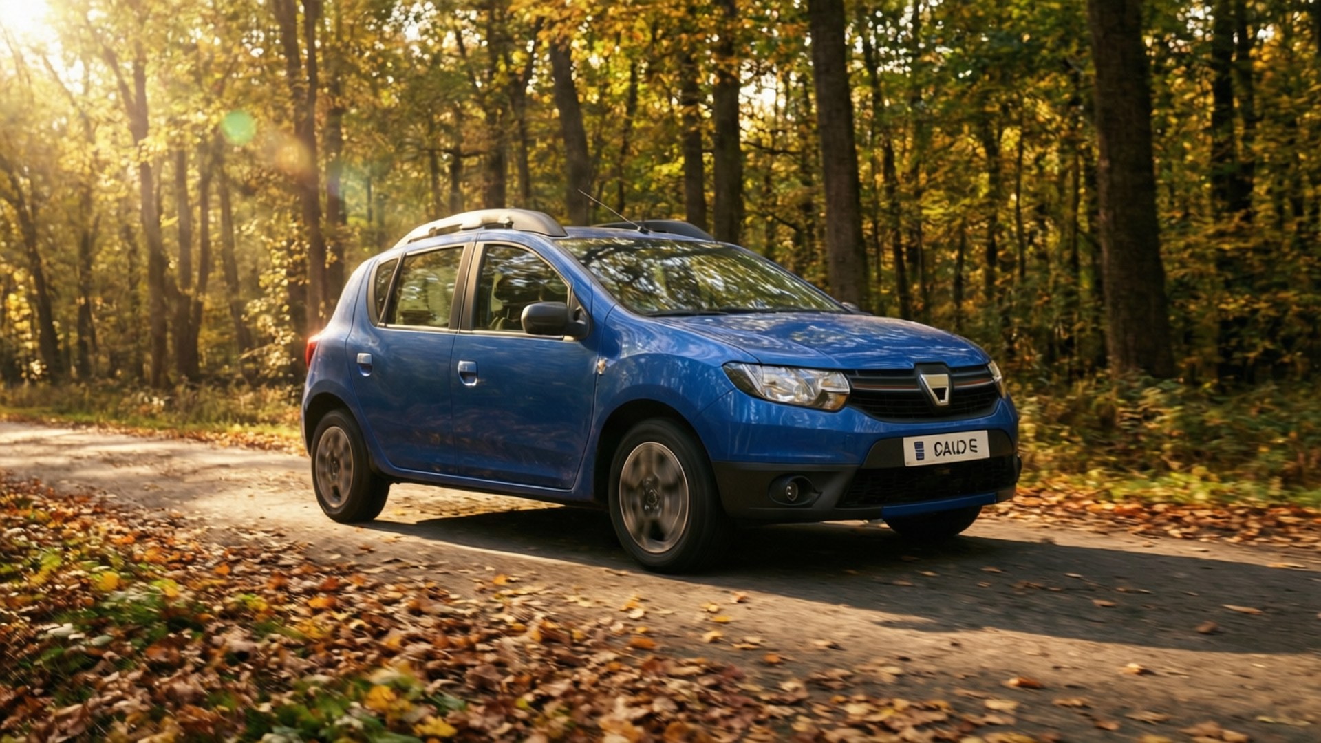 秋日冒險 壁紙 — 一輛鮮藍色的Dacia Sandero在鋪滿落葉、沐浴在金色秋陽下的森林道路上行駛。