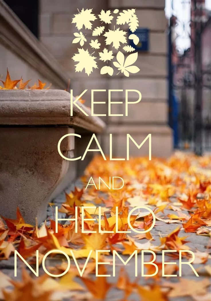 十一月 桌布 壁紙 — 秋葉鋪滿石階，上方掛著帶有金色楓葉剪影的「Keep Calm and Hello November」海報。