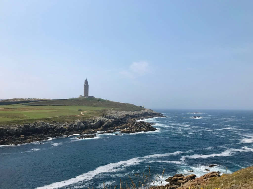 懸崖上的燈塔，海浪拍打和晴朗天空