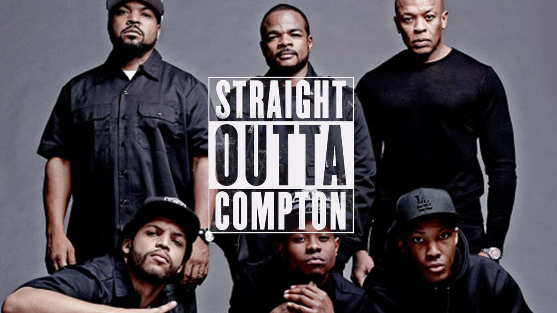 五名身穿深色衣服的男子，帶有「Straight Outta Compton」文字