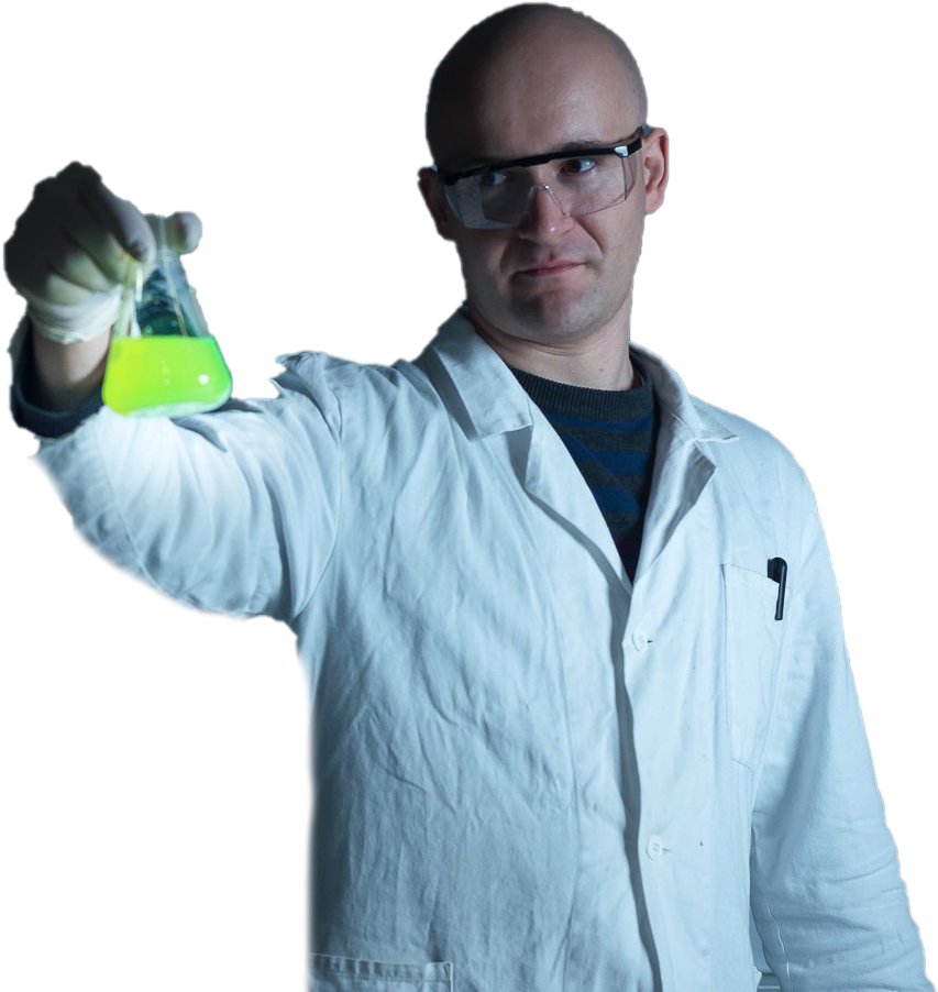 科學家分析發光物質 壁紙 — 一位光頭科學家穿著白色實驗袍和護目鏡，在黑色背景前舉起一個裝有發光綠色液體的燒杯。