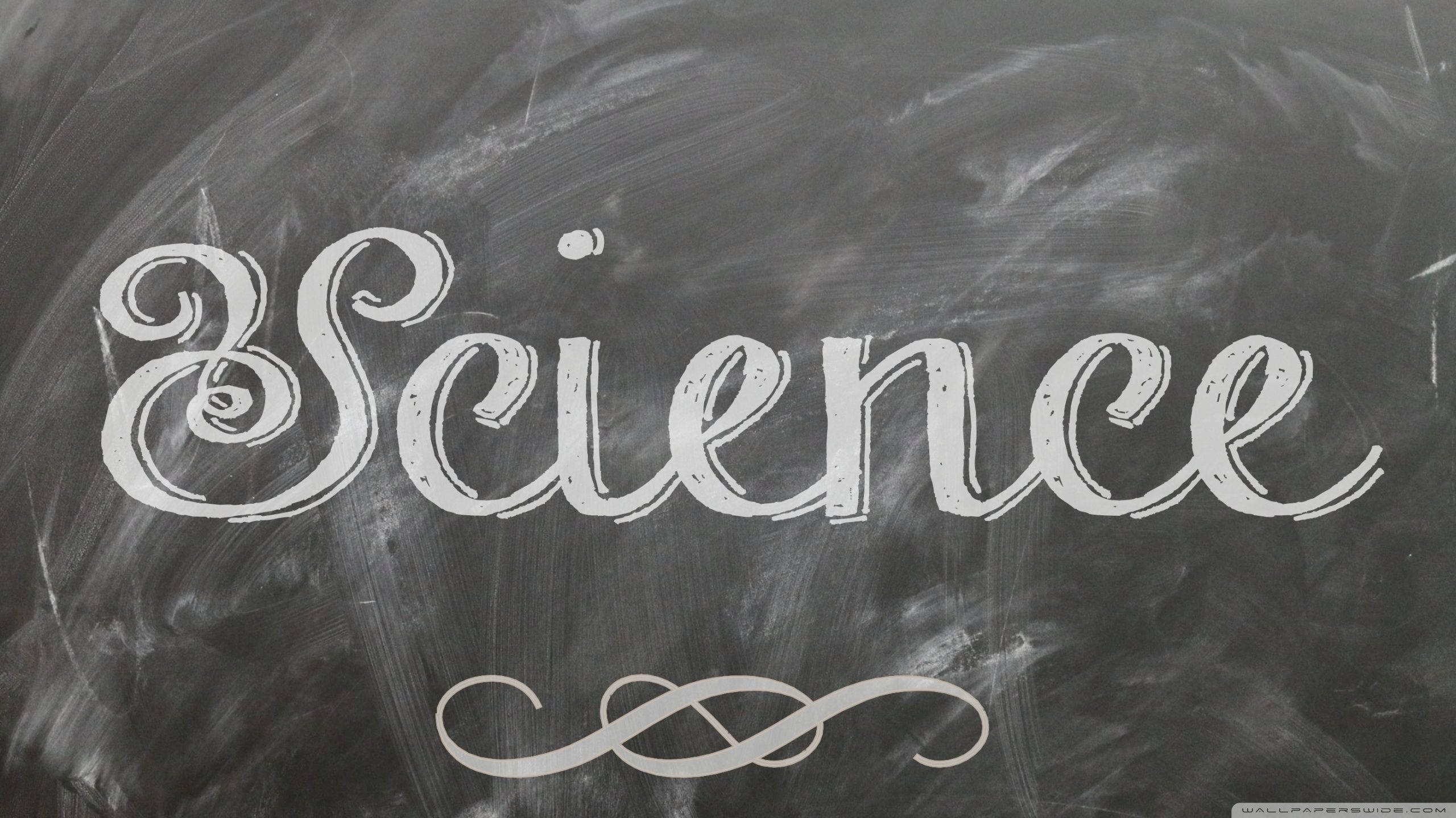 科學是一股強大力量 壁紙 — 「Science」呢個詞用優雅嘅白色粉筆字體寫喺有紋理嘅深灰色黑板上面，仲有裝飾性嘅旋渦。