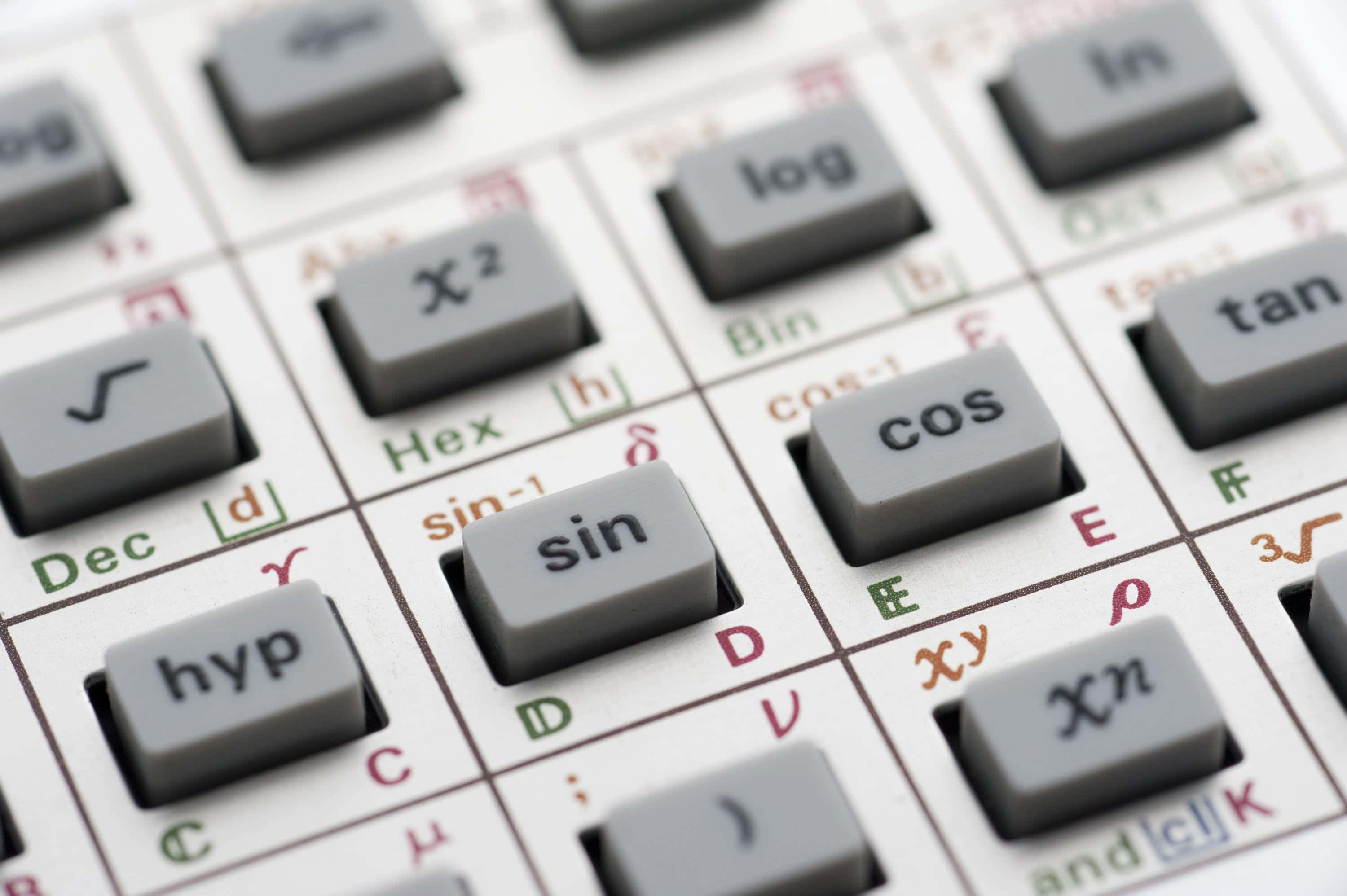 Calculator 桌布 壁紙 — 科學計算器鍵盤的特寫，顯示三角函數和對數函數按鍵，背景柔和。