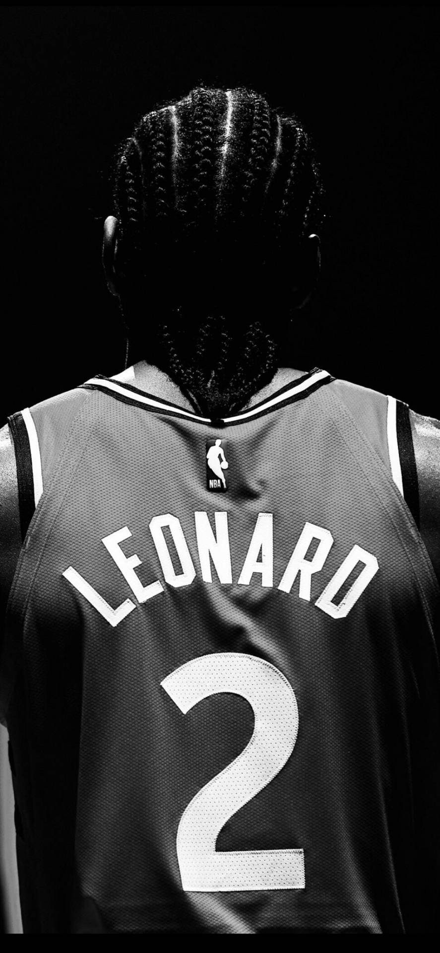 籃球運動員背面，穿著Leonard球衣號碼2