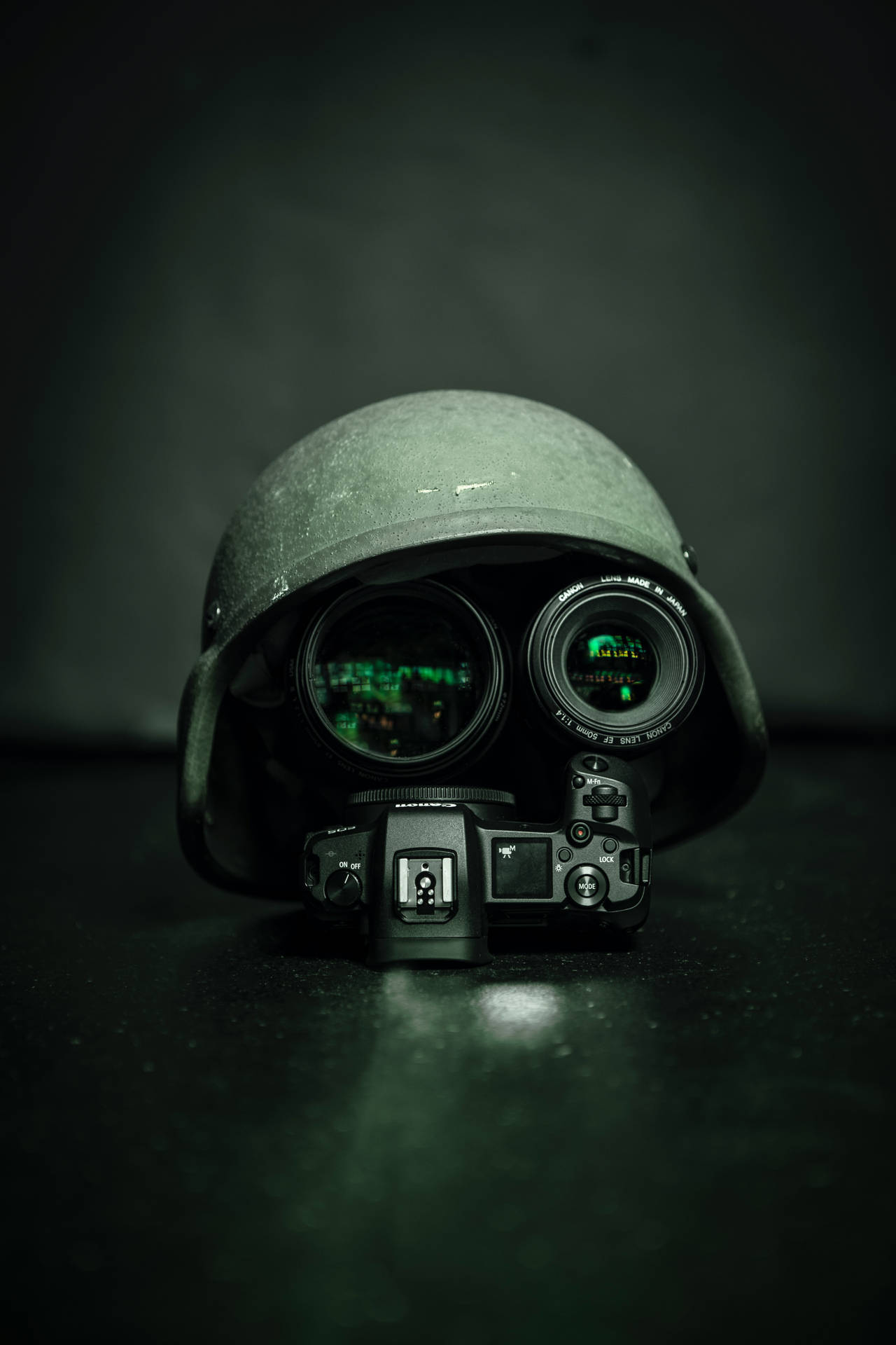 軍用頭盔配有望遠鏡，顯示綠色數位顯示屏。