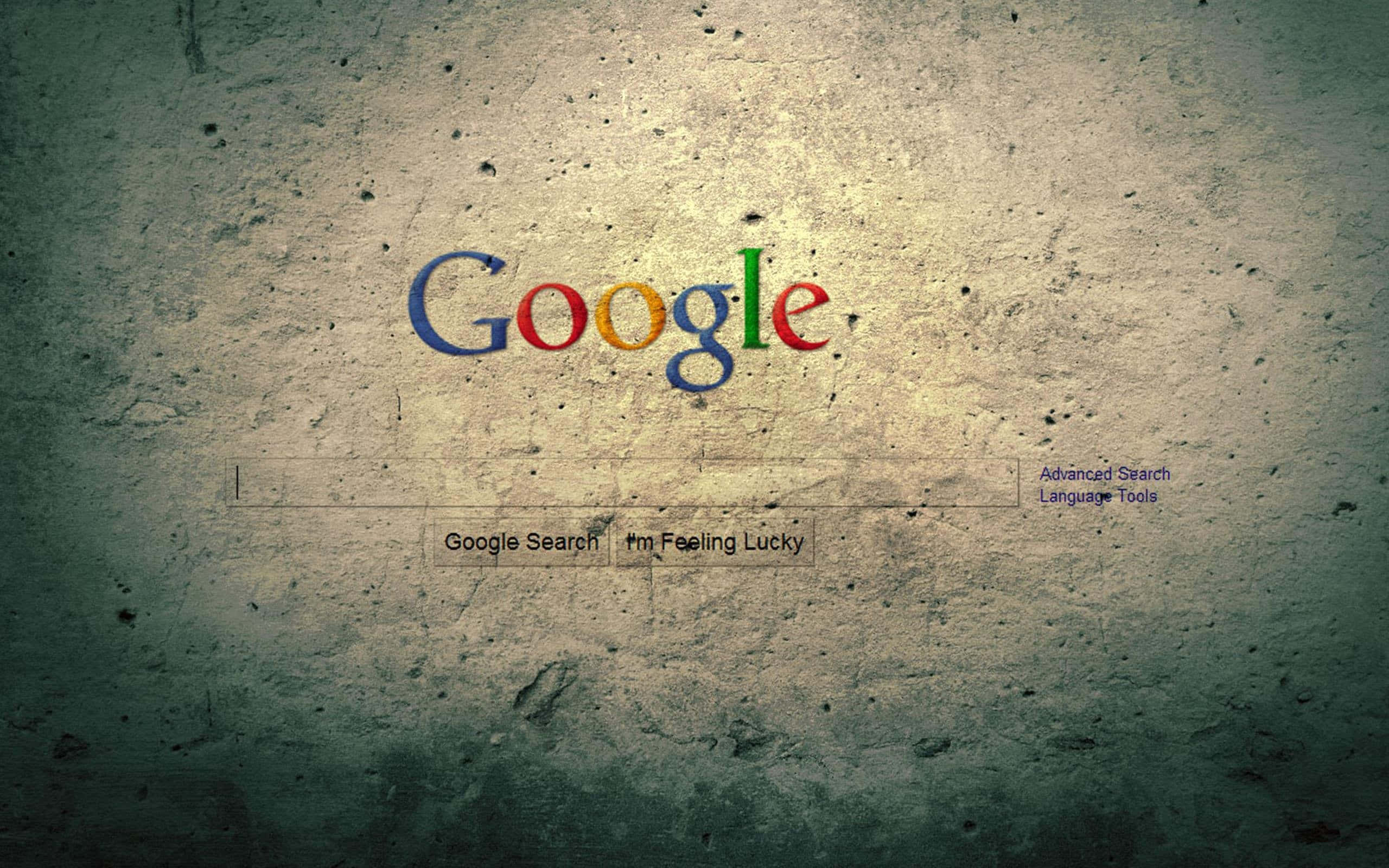 科技巨頭 Google 的風格化標誌 壁紙 — Google 搜尋首頁呈現在風化的混凝土牆上，帶有粗糙紋理和復古燈光。
