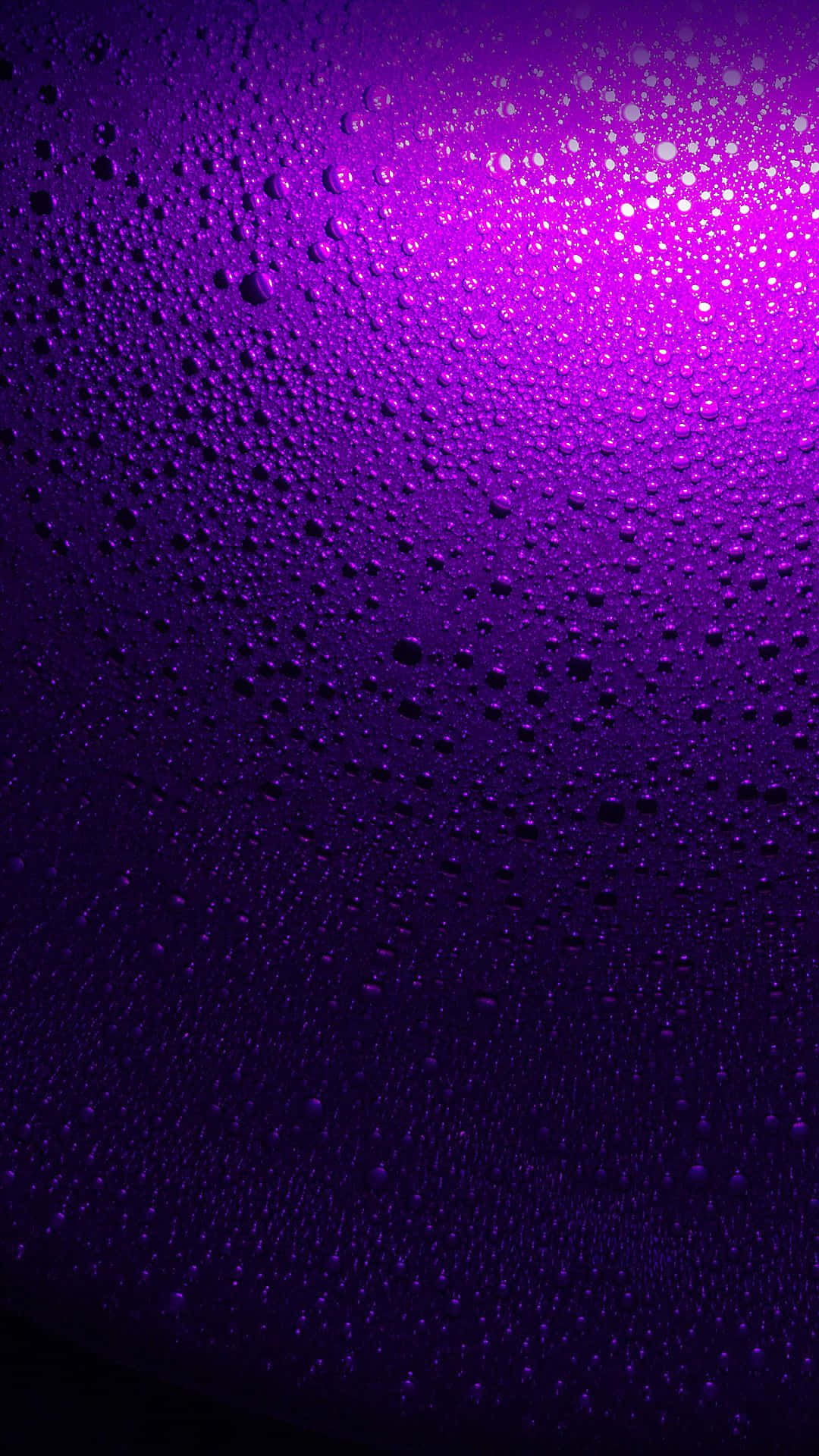 彎曲表面上的紫色水滴，上方有發光的光芒。