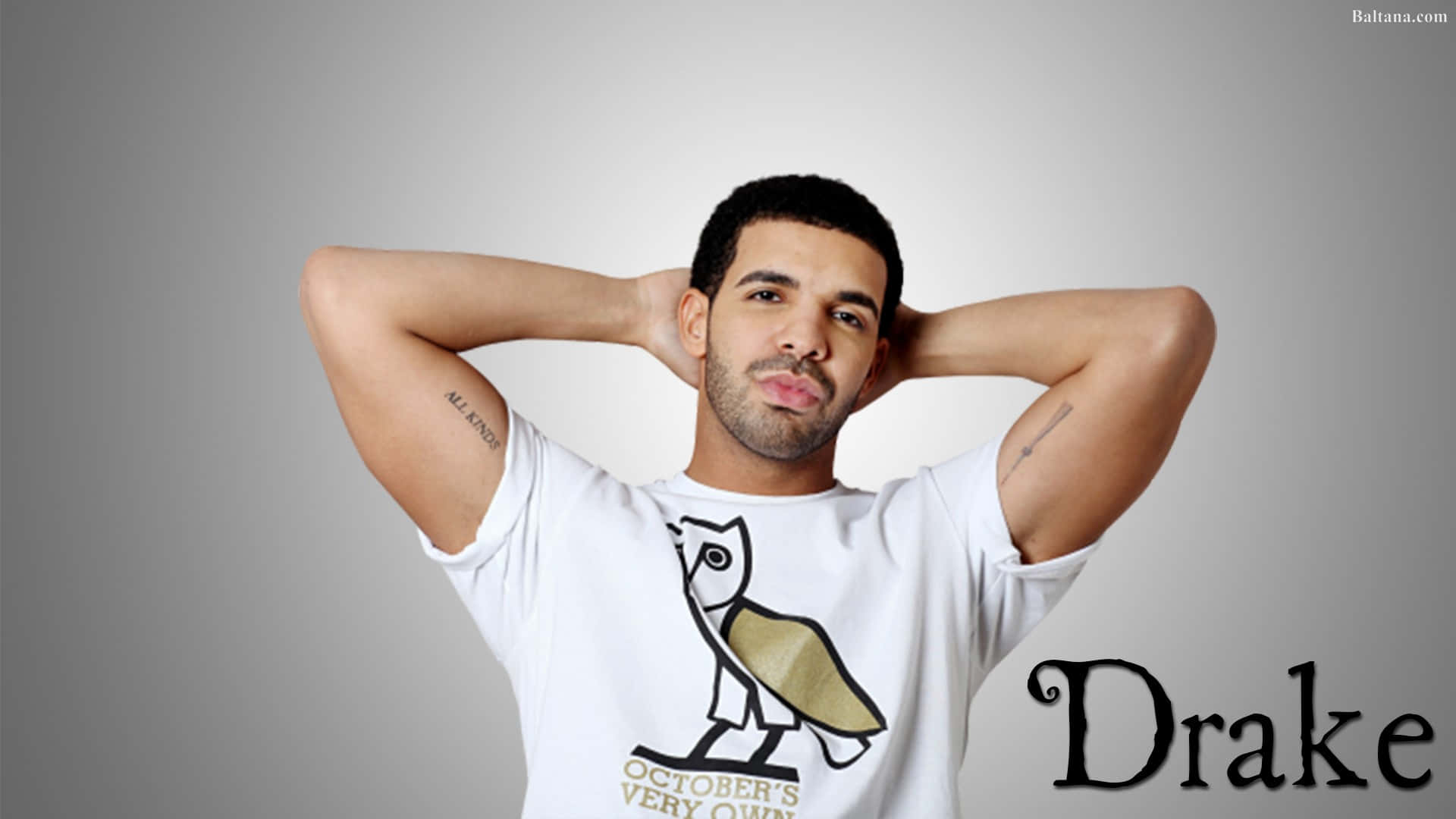 Drake 身穿帶有貓頭鷹圖案的白色T恤，雙手放在腦後擺姿勢。