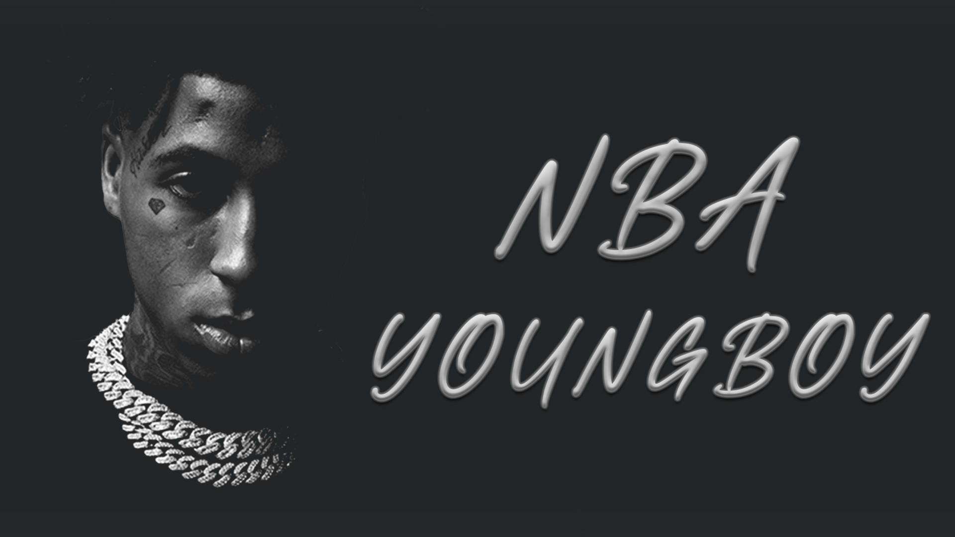 NBA YoungBoy 的肖像，戴著粗鏈條，深色背景上有文字。