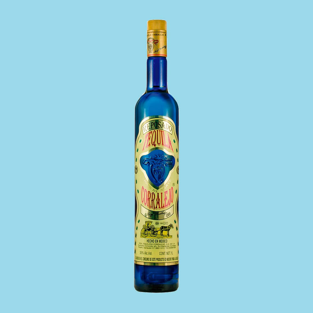 藍色龍舌蘭酒瓶，帶金色瓶蓋和標籤，背景為淺藍色。