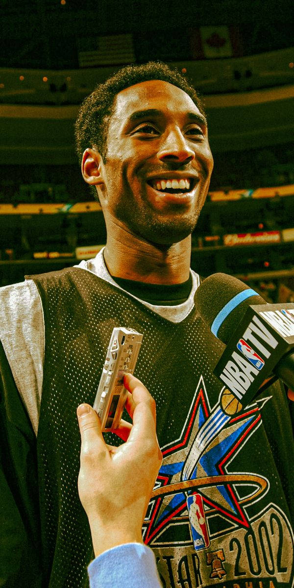 高比拜仁在2002年NBA全明星賽訪問中微笑。