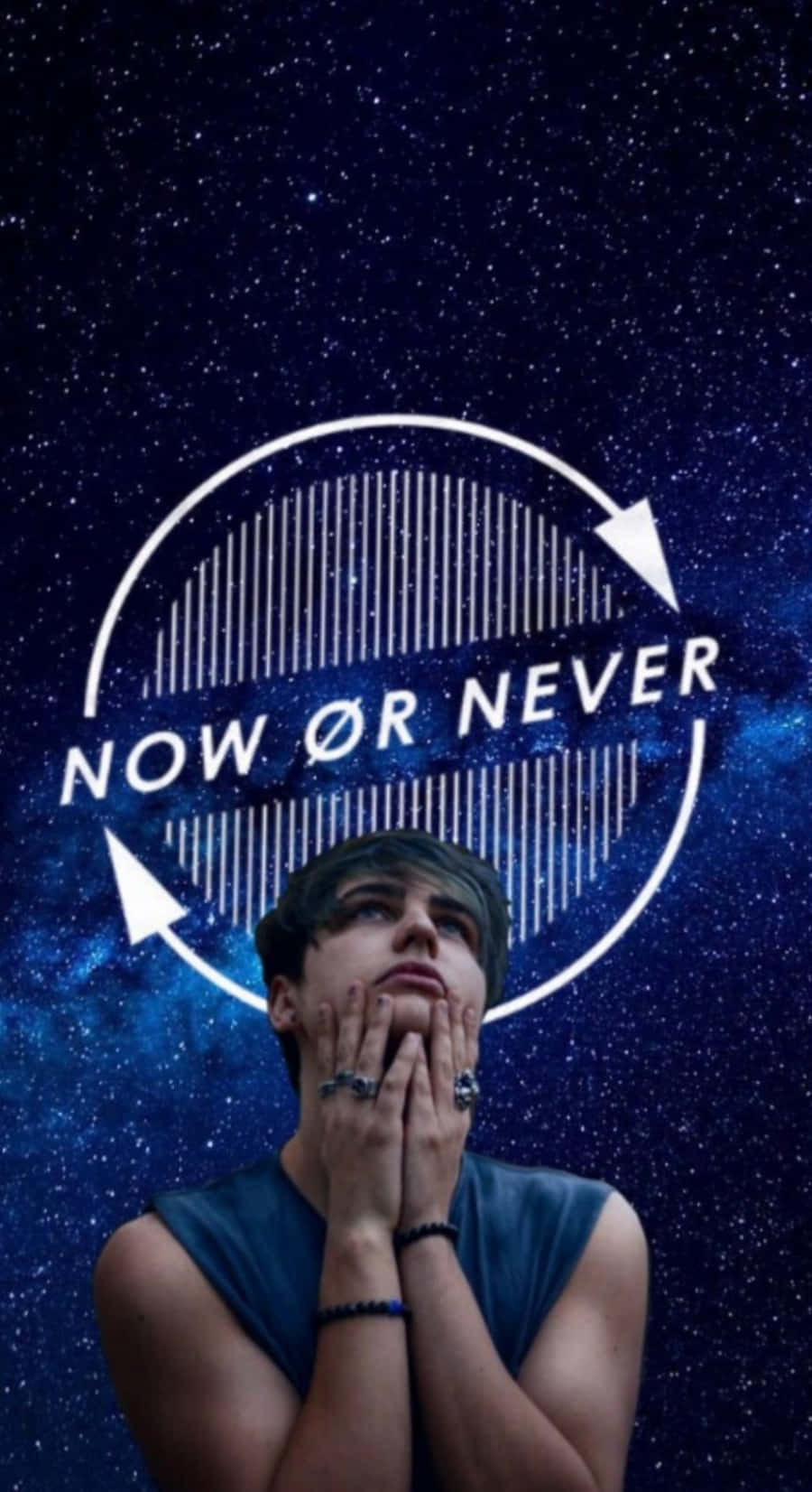 人物仰望星空，上方有「now or never」圖案。