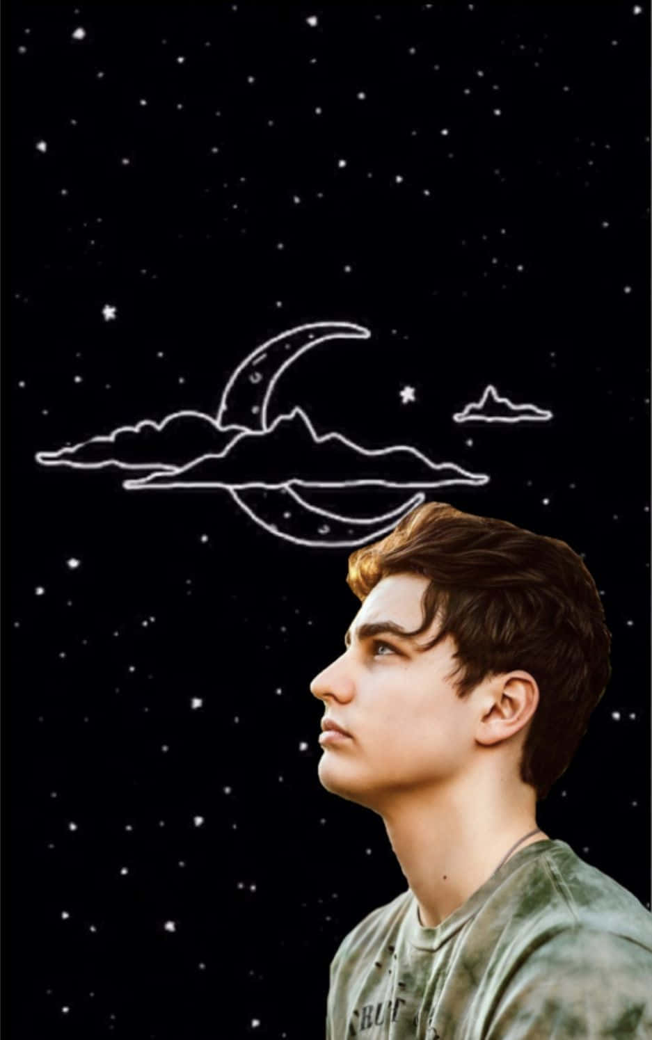 年輕男子仰望星空，有霓虹月亮和雲朵