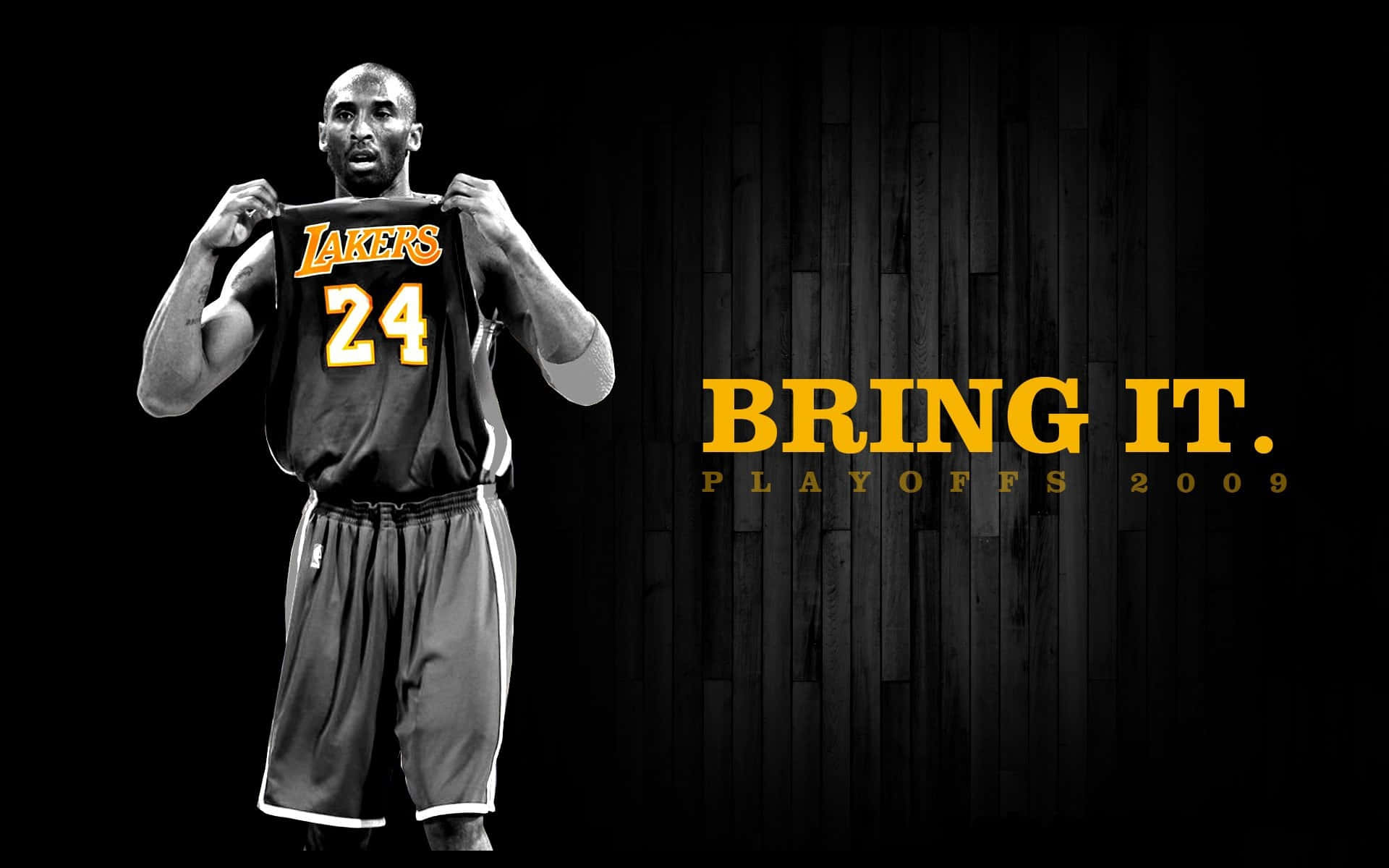 高比·拜仁身穿湖人隊球衣，在木質背景前舉起帶有 'BRING IT PLAYOFFS 2009' 文字的球衣。