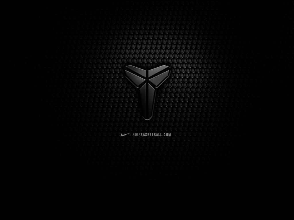 黑色Kobe Bryant標誌在紋理背景上，帶有Nike籃球網站文字。