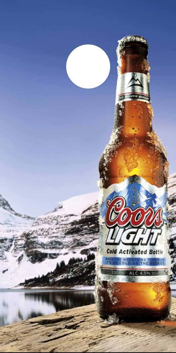 冰冷的Coors Light啤酒瓶，積雪木頭，山間湖，明亮月亮。