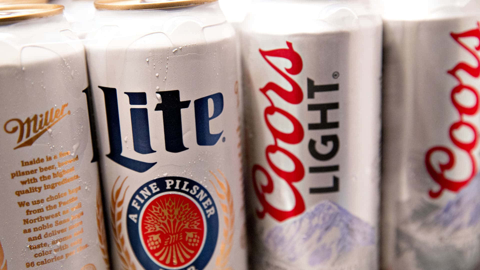 帶有冷凝水滴的冰凍啤酒罐，展示Miller Lite和Coors Light品牌。