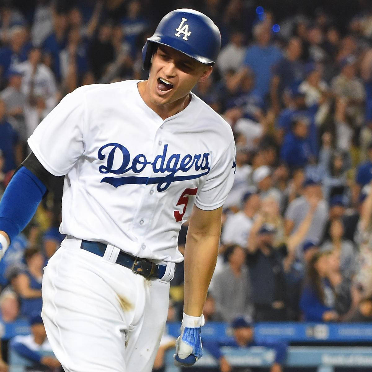 身穿道奇隊球衣的棒球選手在夜間比賽中慶祝勝利。