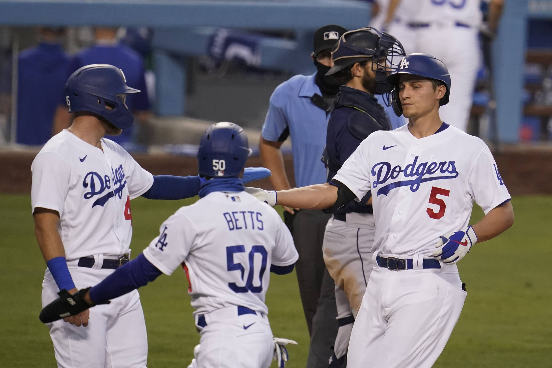 道奇隊棒球運動員在夜間球場上慶祝