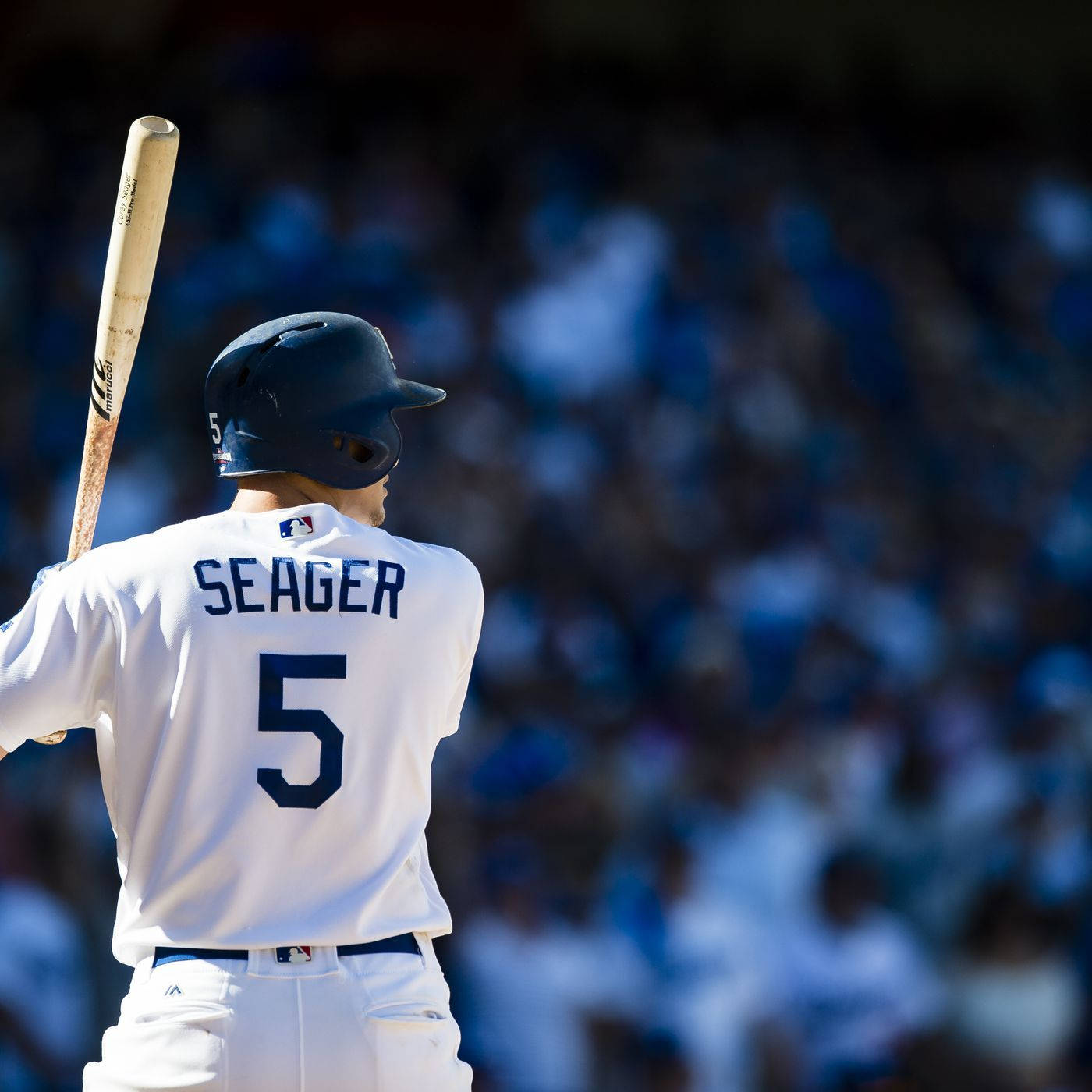 棒球手Seager 5號在比賽中拿著球棒，背景有人群。