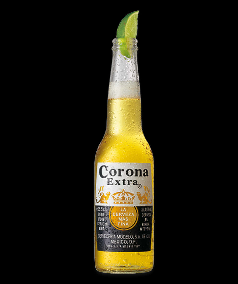 科羅娜特級啤酒瓶配青檸角 壁紙 — 在黑色背景上，一瓶冰凍的Corona Extra啤酒，帶有水珠和青檸角。