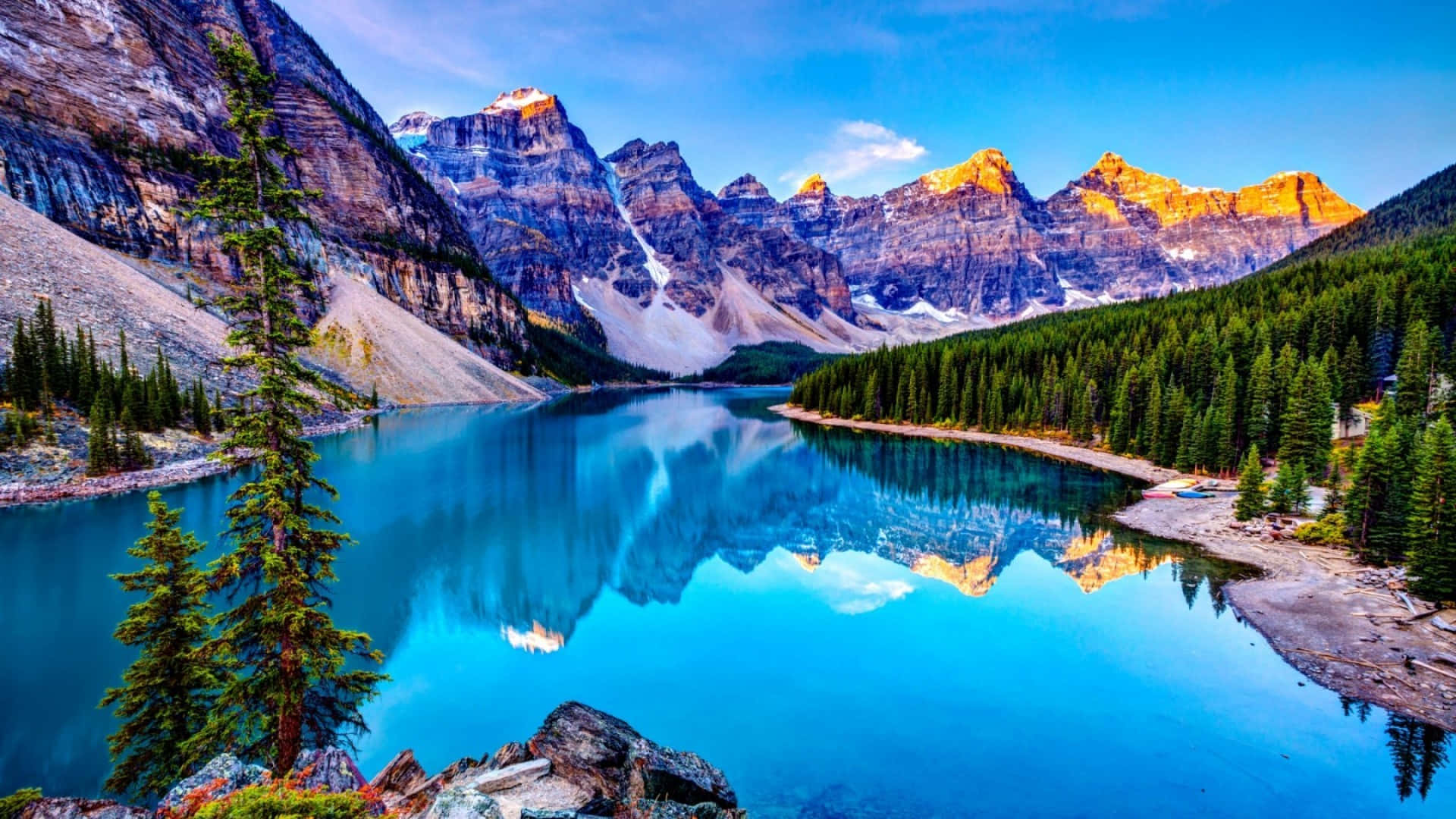 科羅拉多山脈的壯麗風景 壁紙 — 一個壯麗的山湖在清澈的藍天下映照著積雪的山峰和金色的山坡。