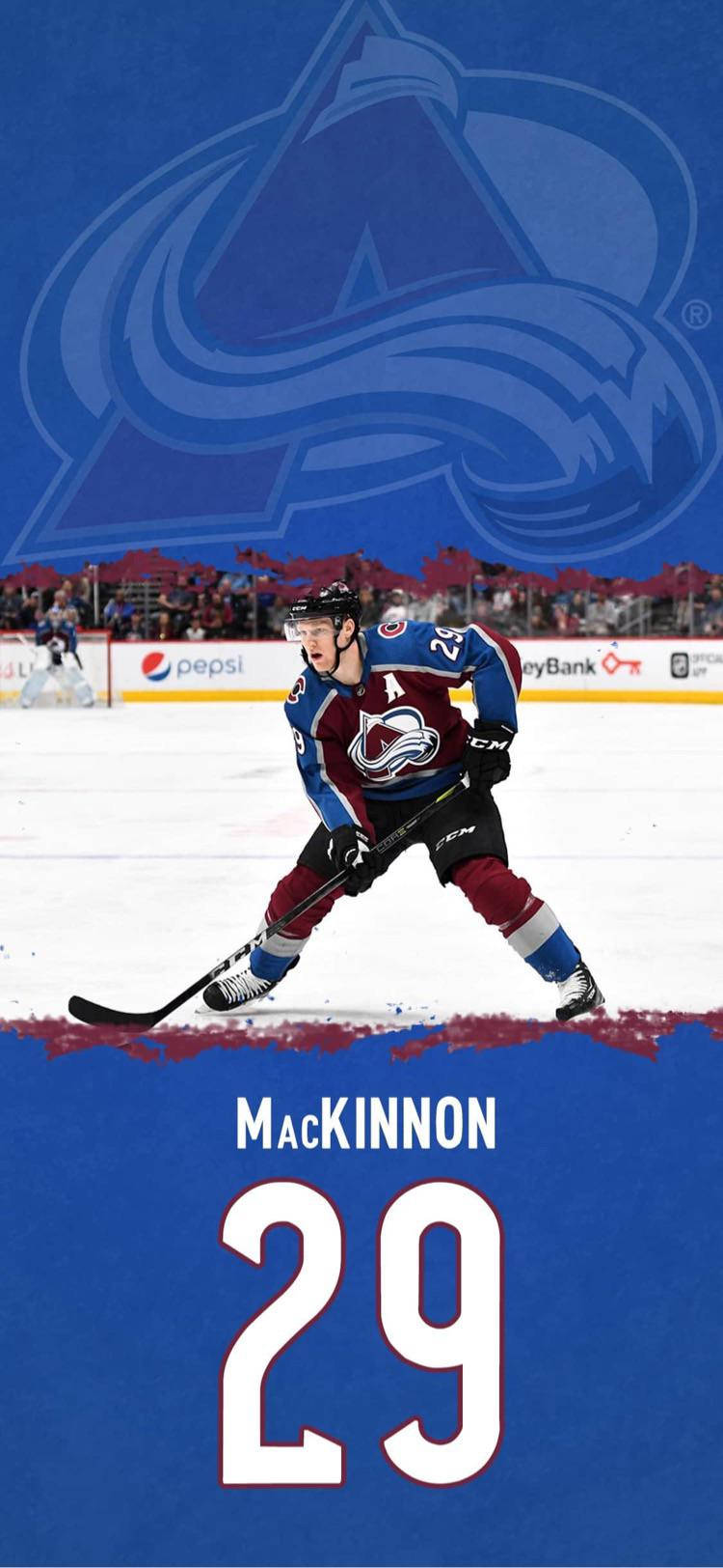 科羅拉多雪崩隊內森·麥金農 壁紙 — 冰球運動員 MacKinnon 身穿科羅拉多雪崩隊裝備，在冰上激烈滑行，身後可見球隊標誌和贊助商廣告板。
