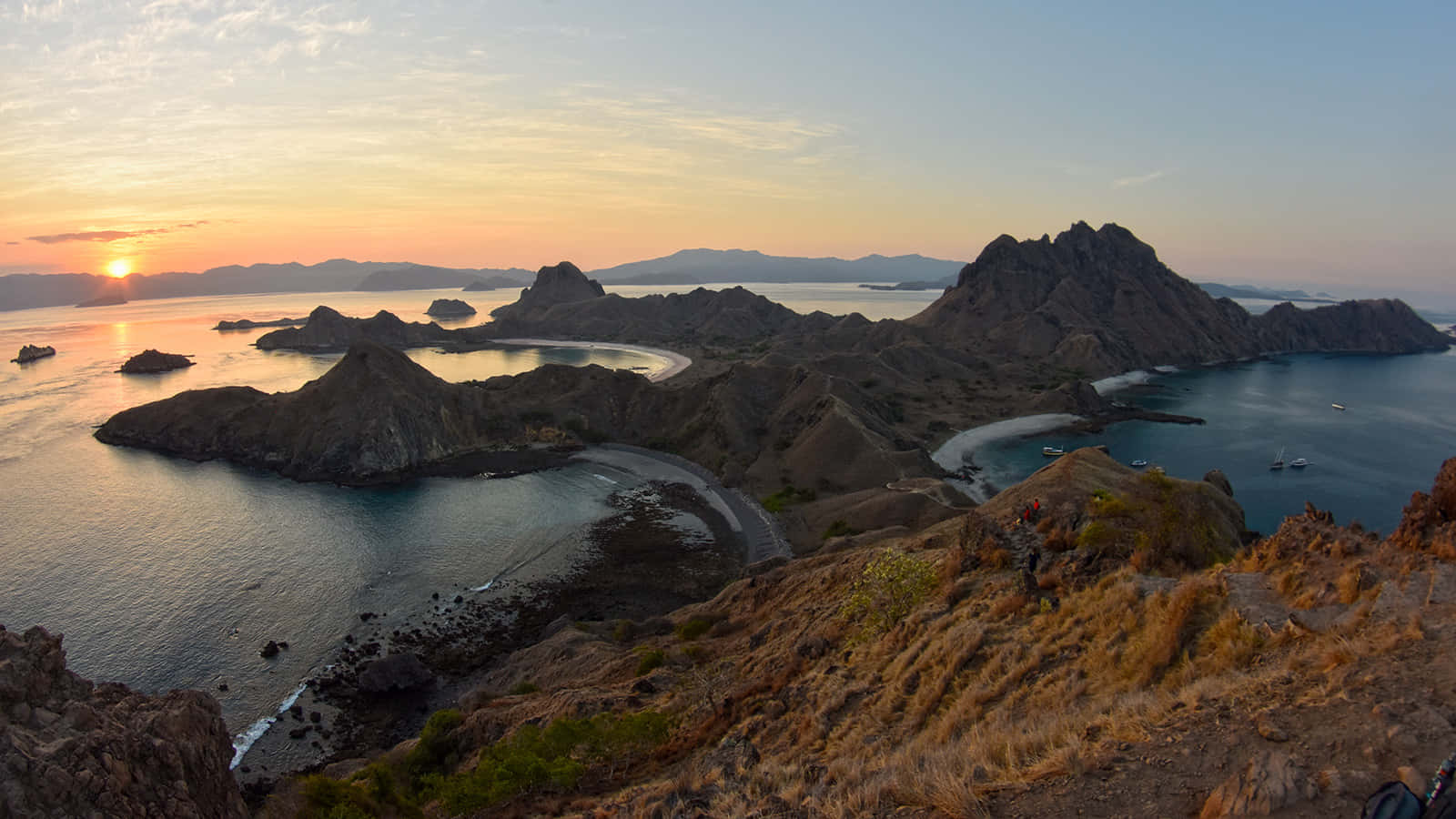 夕陽映照火山島，碧綠海水與蜿蜒海岸線。