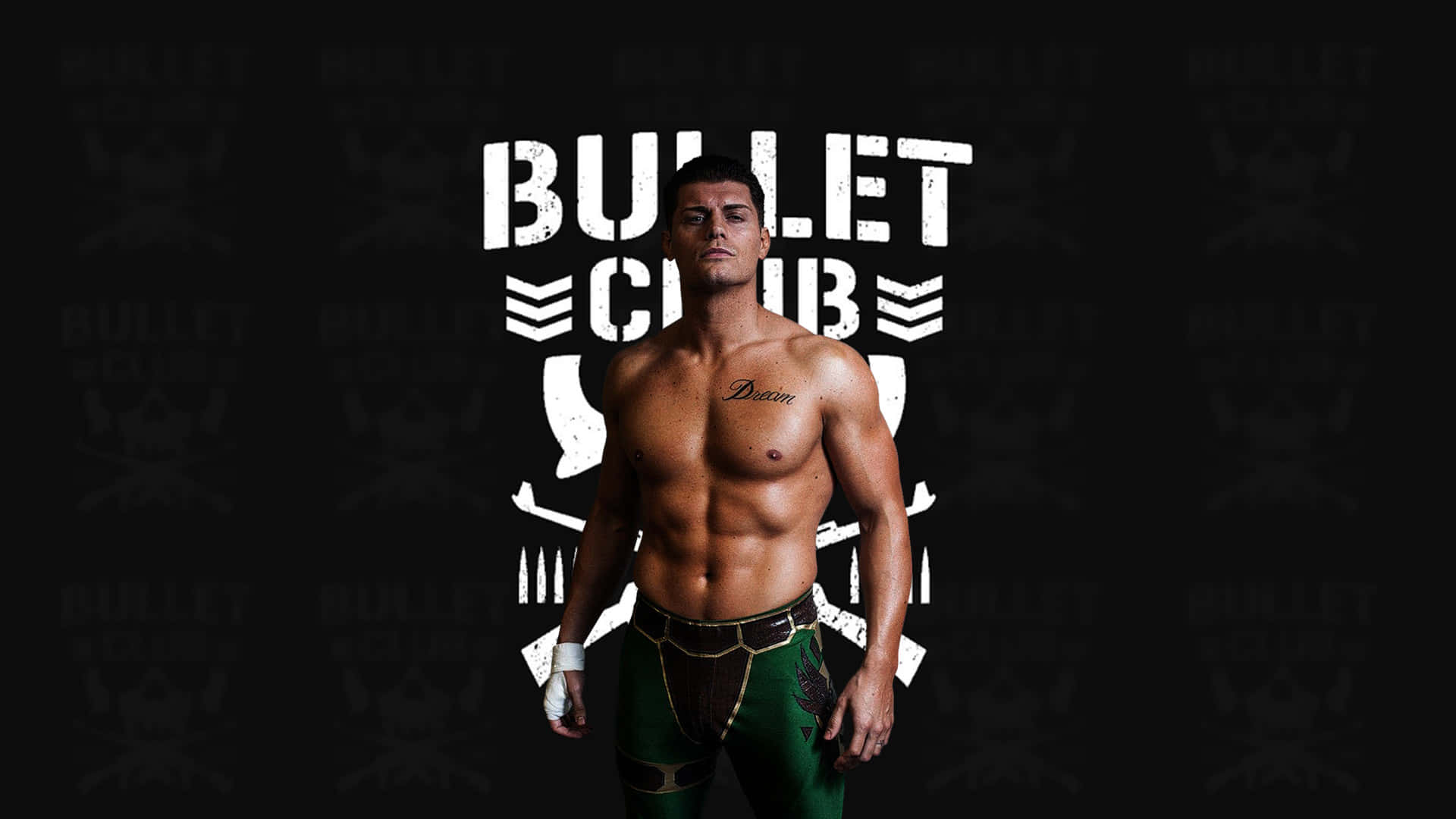一個肌肉發達嘅摔角手，胸口有紋身，企喺 Bullet Club 標誌前面。