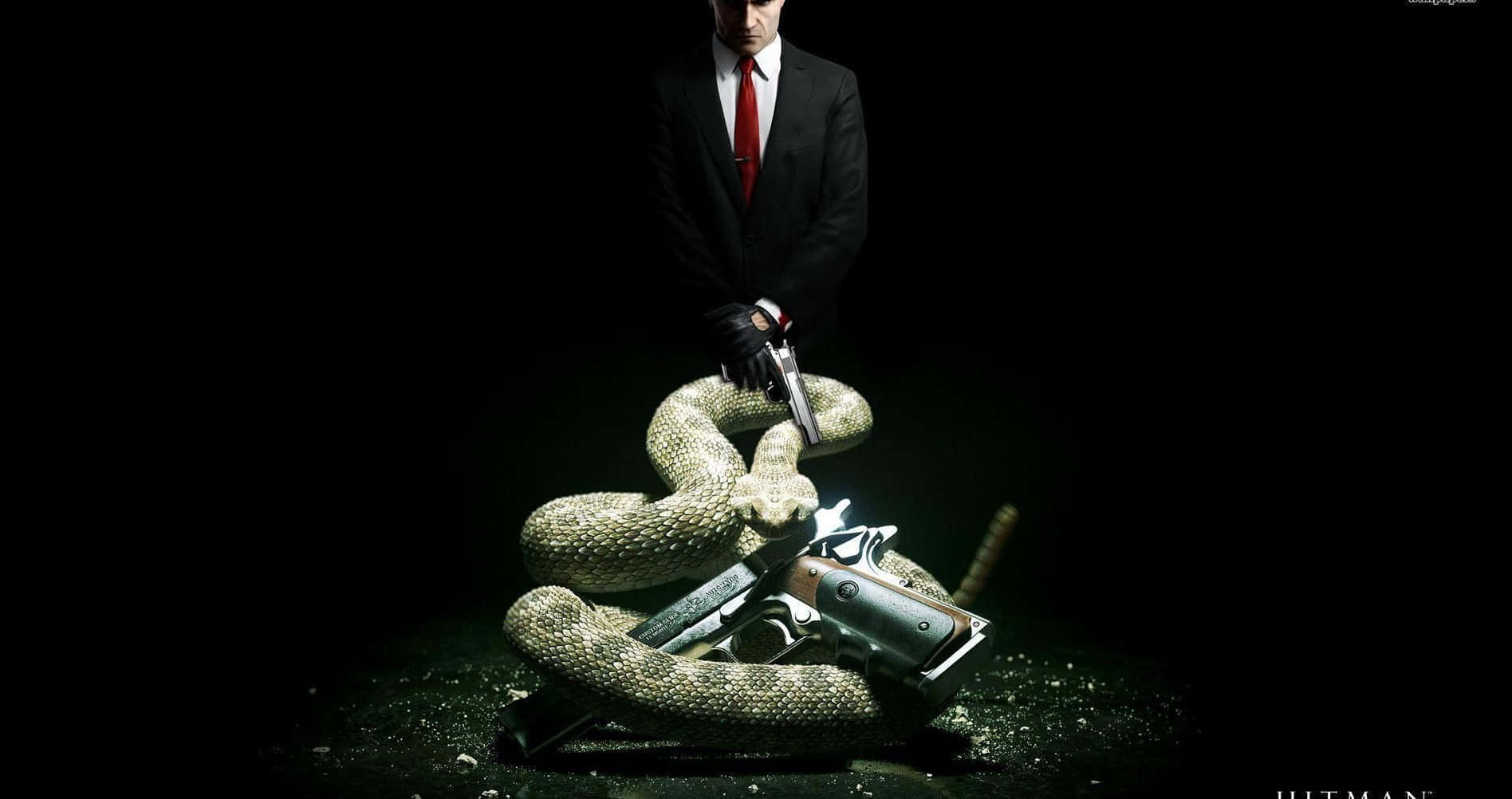 西裝男持槍立於盤蛇之上，四周武器散落，環境昏暗。