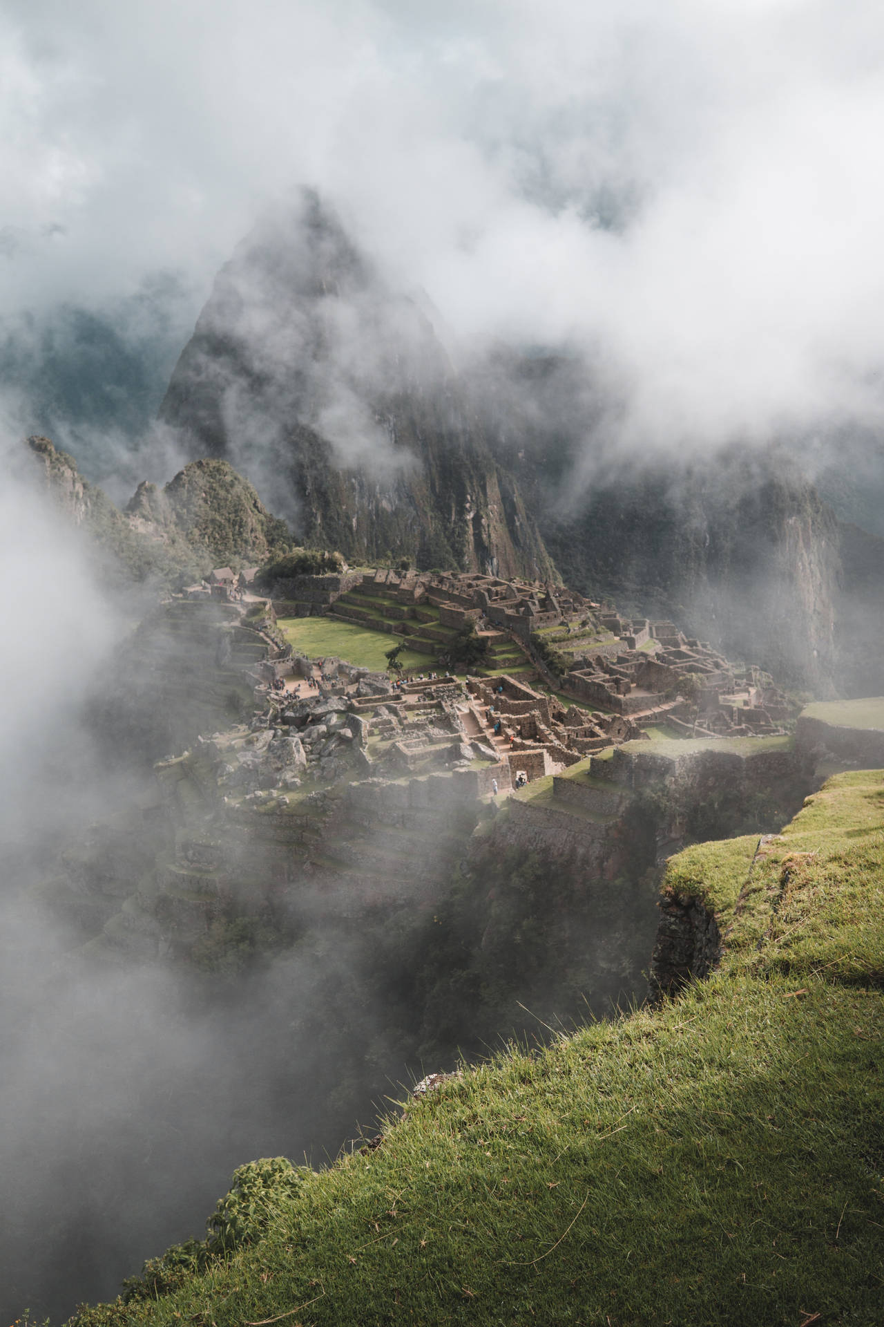 隱藏在雲霧山雲中的馬丘比丘古代遺址。