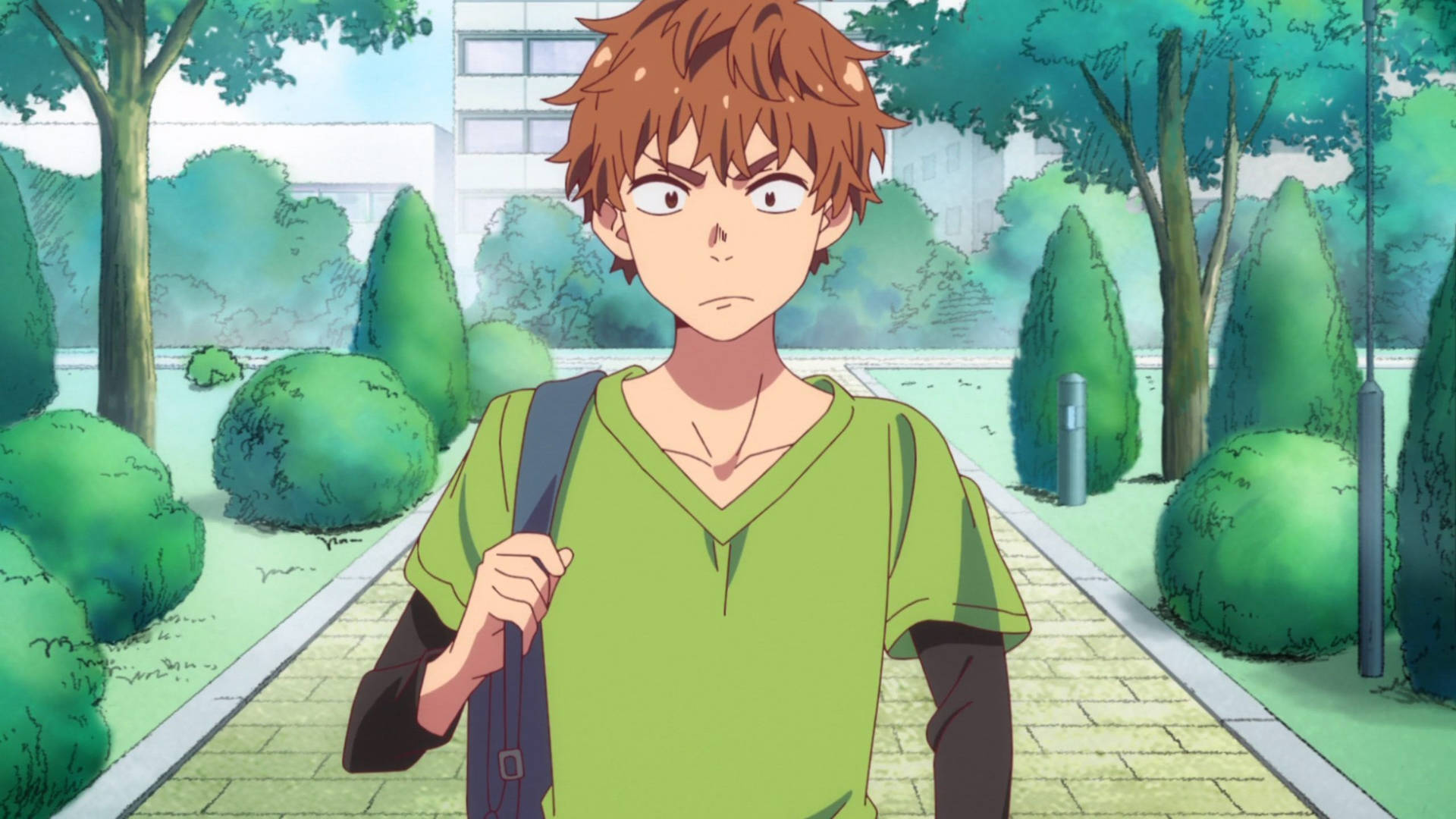 動漫男孩，棕色頭髮，綠色襯衫，帶著驚訝的表情在校園小徑上行走。