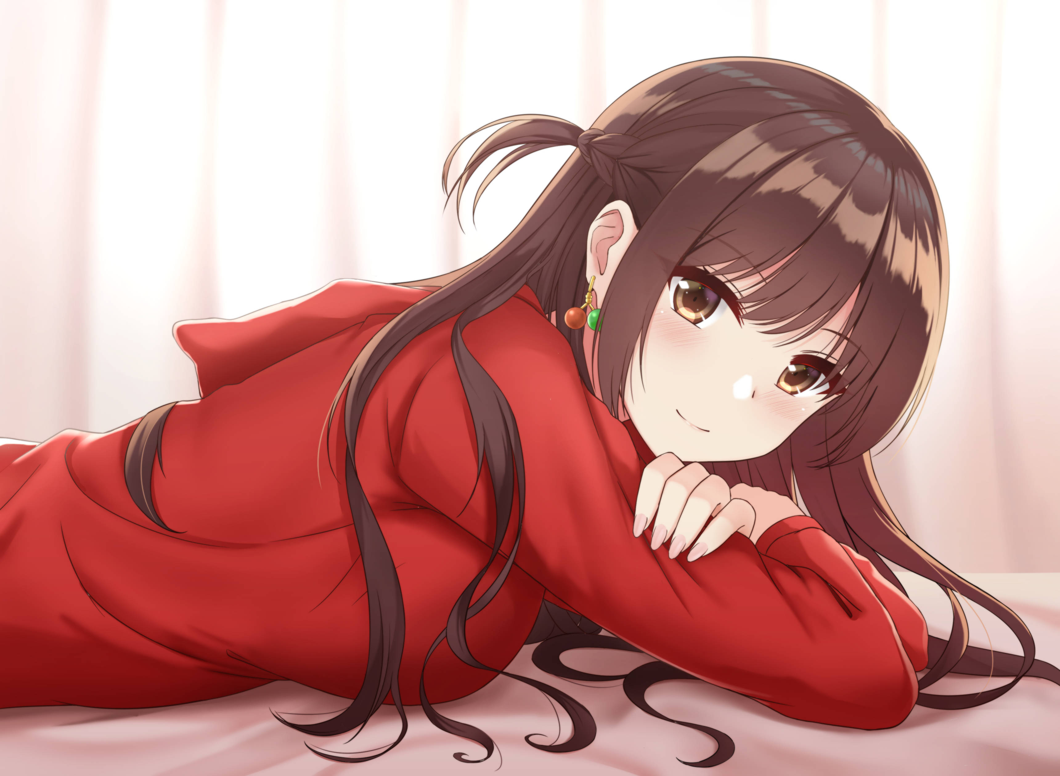 租借女友千鶴女孩 壁紙 — 一個可愛的動漫女孩穿著紅色連帽衫，趴著，對著柔軟的粉紅色窗簾露出溫柔的微笑。