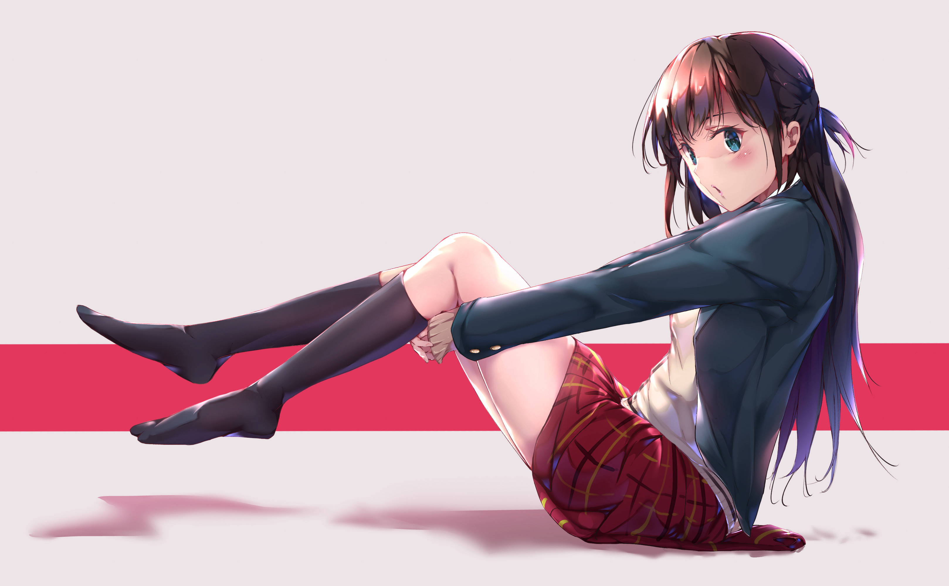 租借女友校服千鶴 壁紙 — 動漫少女穿著校服，在紅色條紋背景前盤腿坐在地上，光線柔和。