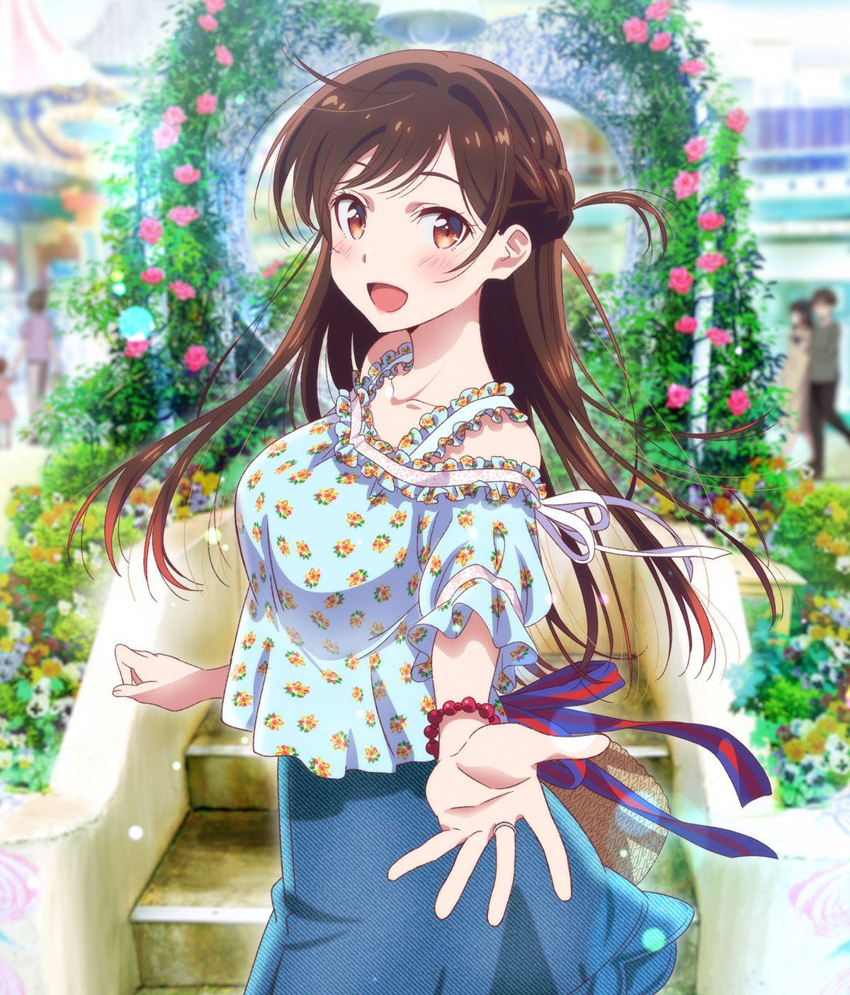 《租女友》Chizuru 約會場景 壁紙 — 一個開朗的動漫女孩，棕色頭髮，穿著花卉上衣，在陽光明媚的花園裡，在盛開的粉紅色拱門下燦爛微笑。