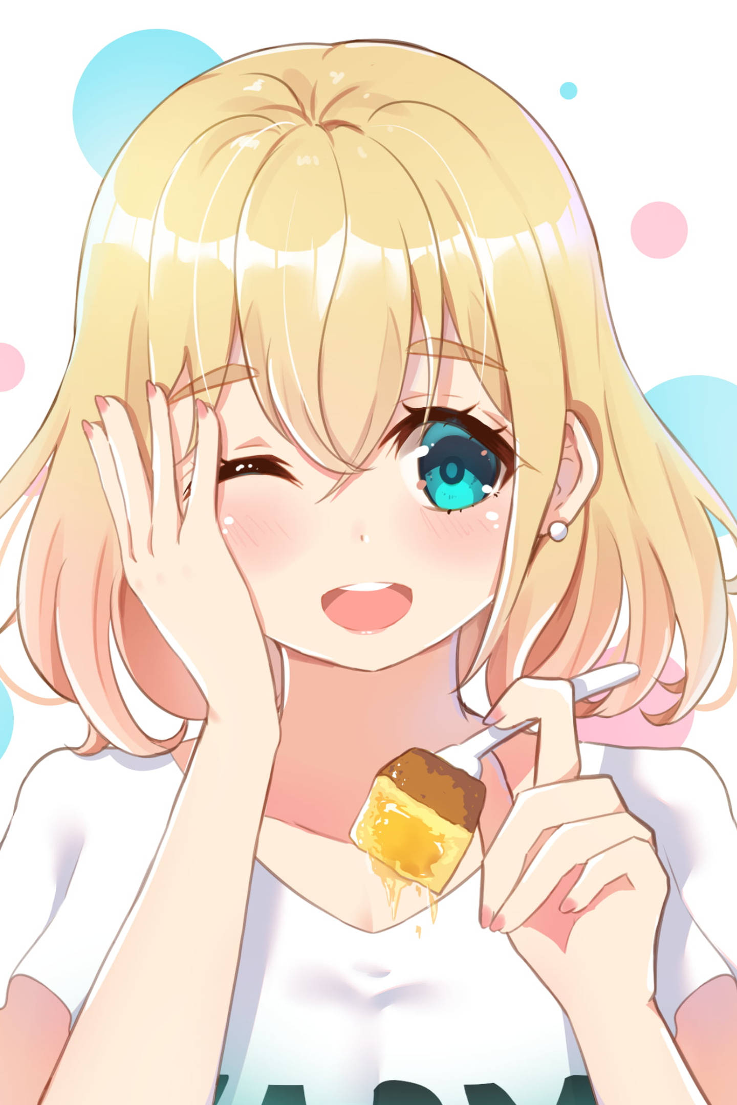 《租女友》楠見奈緒美可愛形象 壁紙 — 一個開心的動畫女孩，金髮和一隻藍眼睛，快樂地吃著融化的雪糕條，同時眨眼。