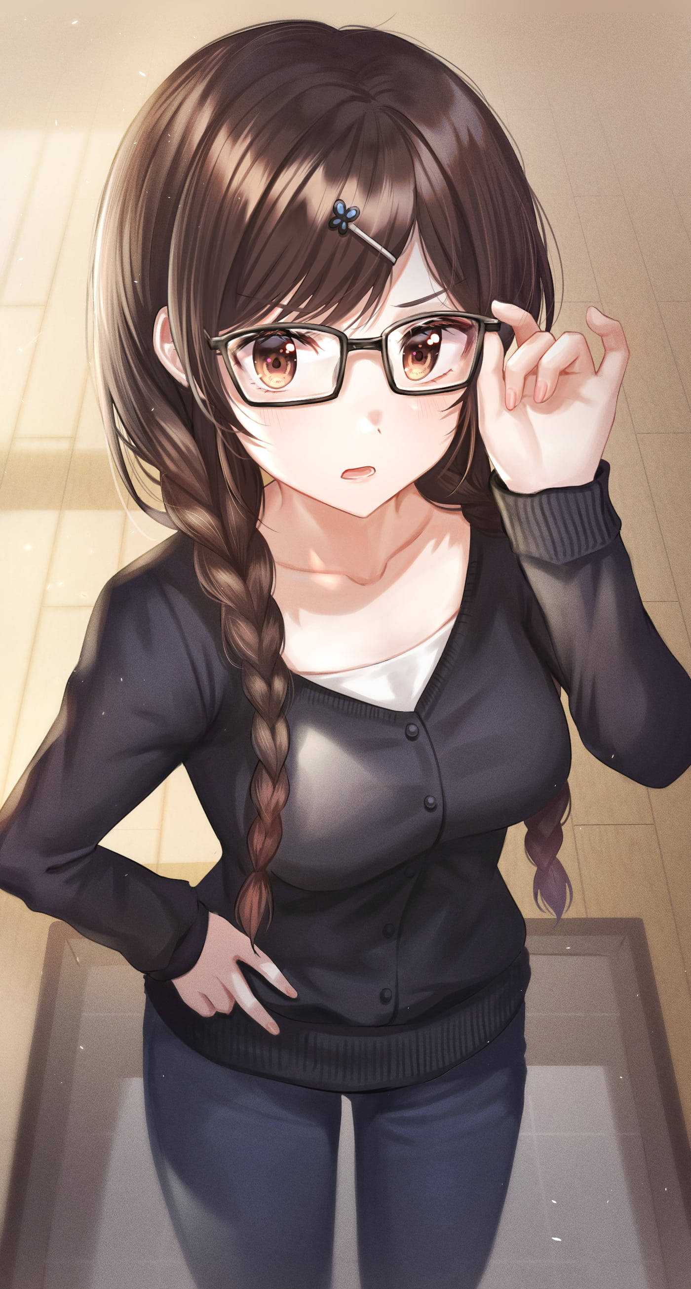 租女友書呆子千鶴 壁紙 — 戴眼鏡、辮子頭髮的動漫女孩在室內柔和溫暖的光線下調整眼鏡。