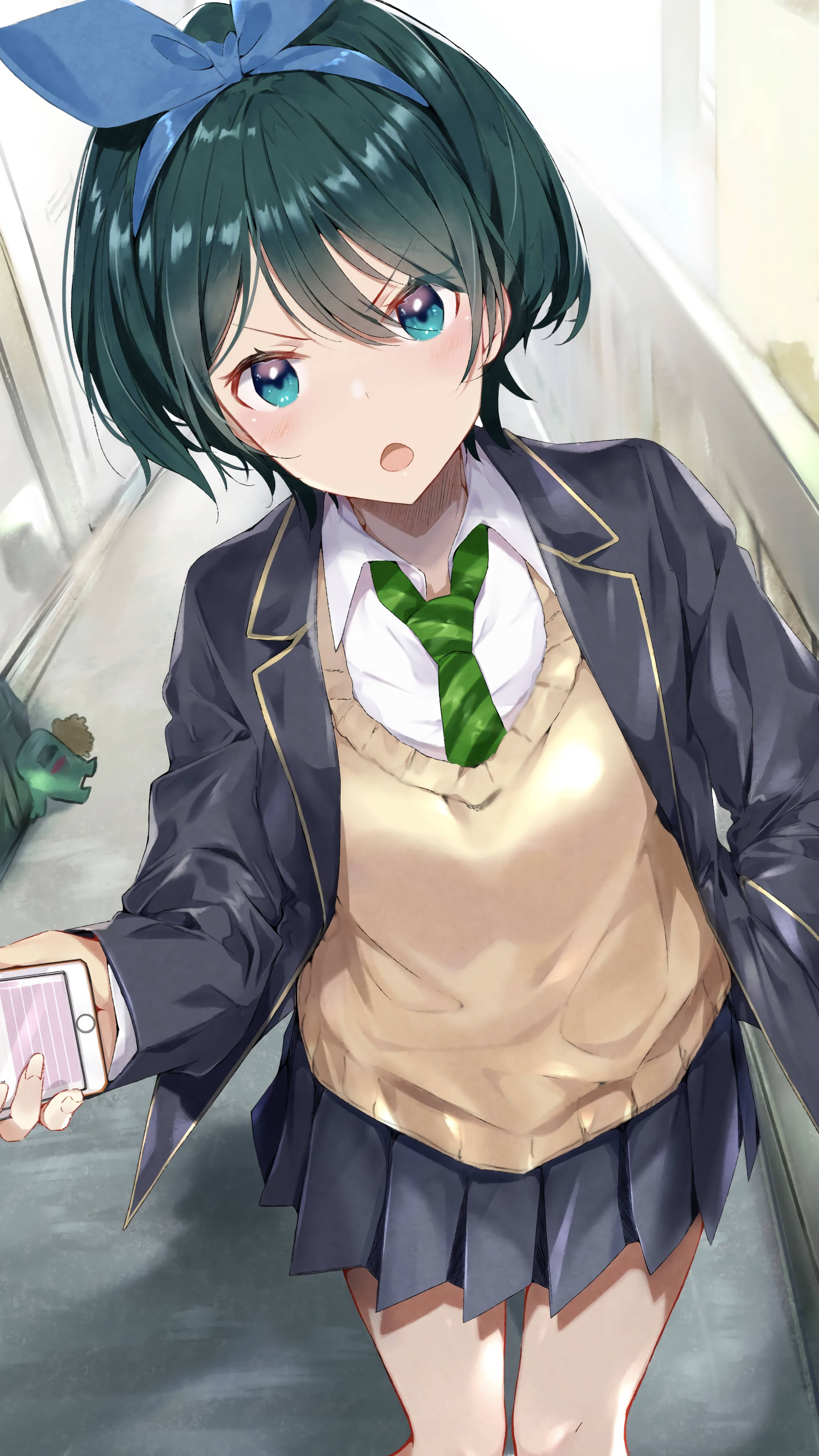 租女友校園少女動漫 - 佐々木琉花 壁紙 — 一個穿著校服、戴著藍色蝴蝶結的驚訝動漫女孩在走廊裡拿著手機。