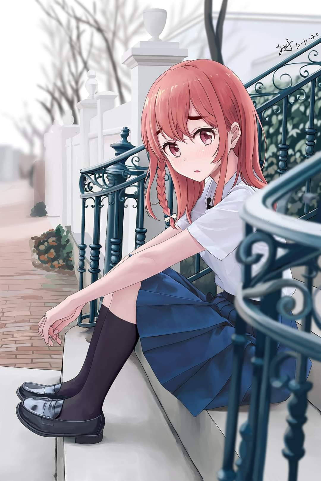 租女友系列校園少女Sumi 壁紙 — 一個紅髮動漫女孩穿著校服，坐在裝飾性黑色欄杆旁的石階上沉思。