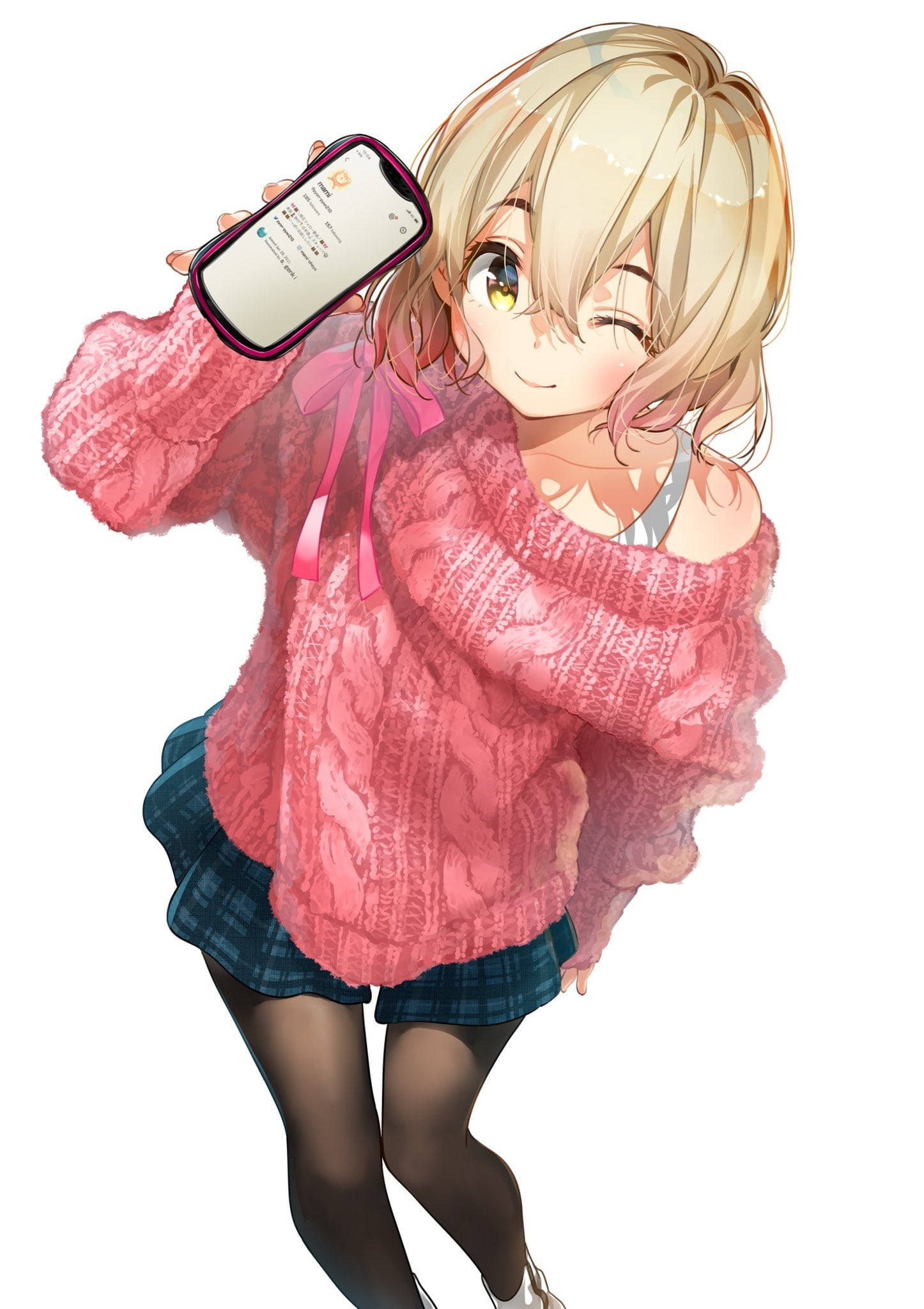 租女友系列角色：金髮_nanami 壁紙 — 一個穿著毛絨粉紅色毛衣的開朗動漫女孩，在純白色背景前微笑著舉起智能手機。