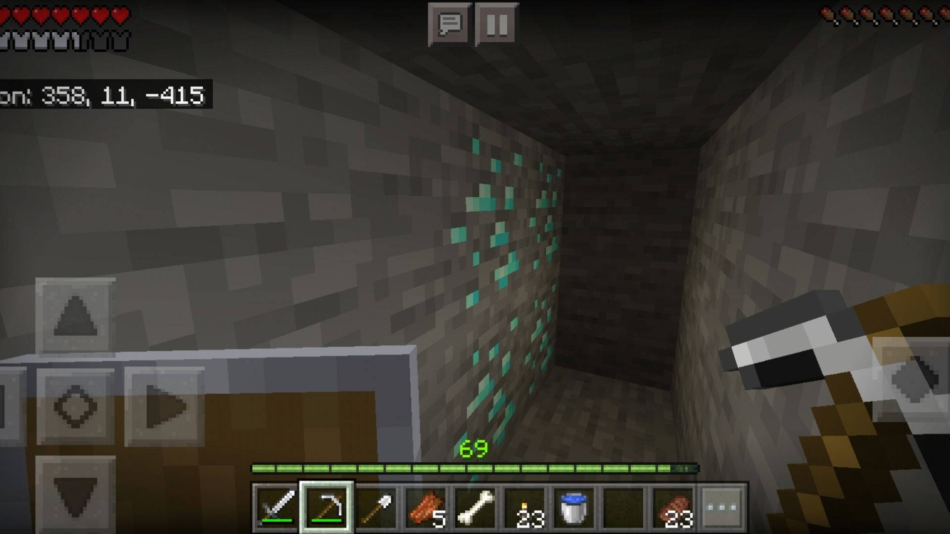 稀有而珍貴：Minecraft 鑽石的發現 壁紙 — Minecraft 第一人稱視角，顯示玩家在昏暗的地下石隧道中開採發光的綠色鑽石。