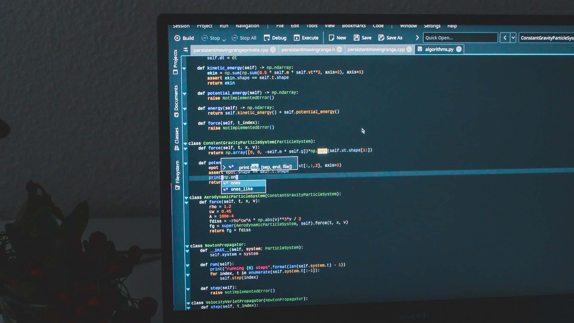 一個人的剪影坐在書桌前，電腦屏幕顯示 Python 代碼。