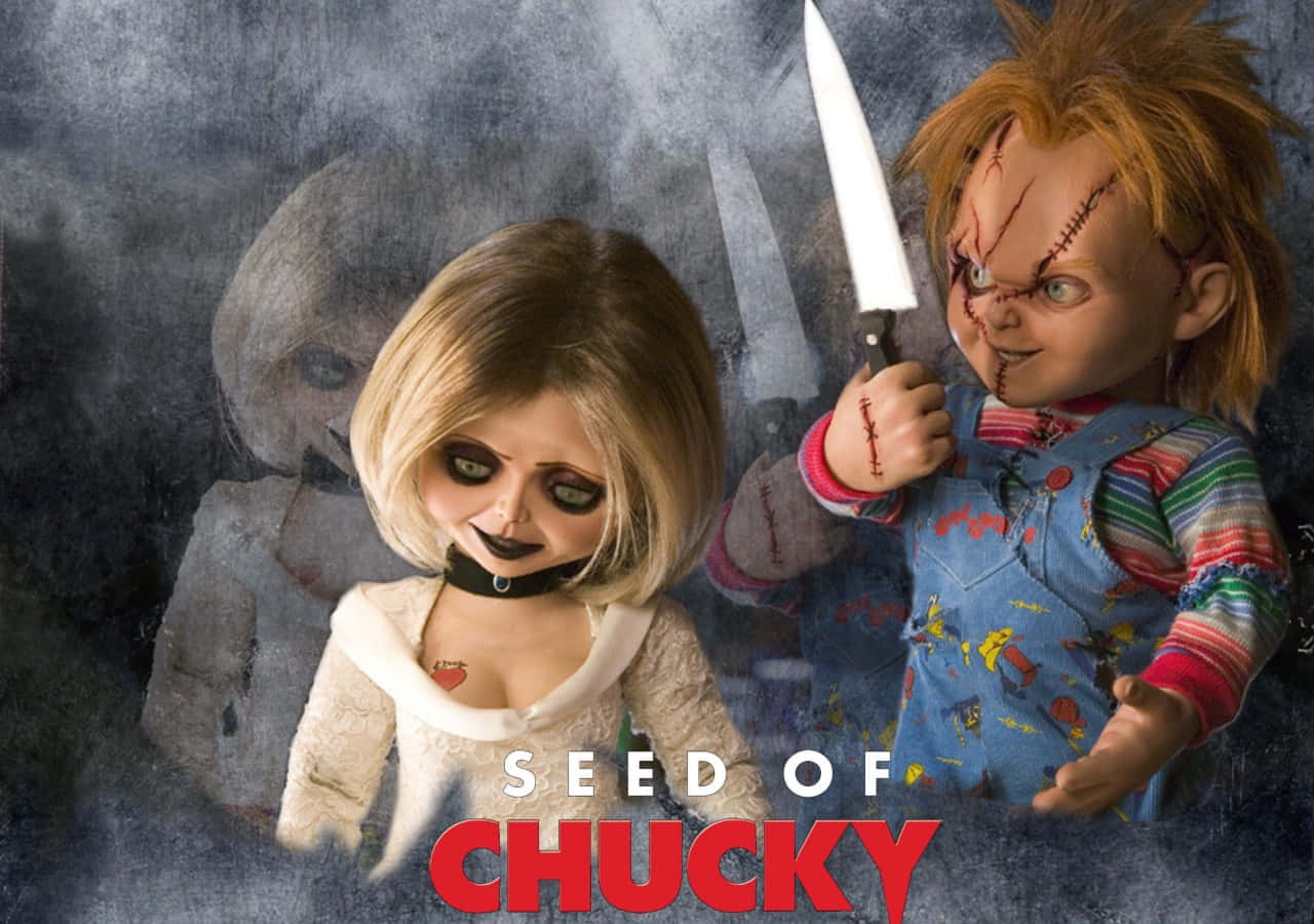 Chucky 和 Tiffany 玩偶在恐怖電影場景中，有刀和黑煙。