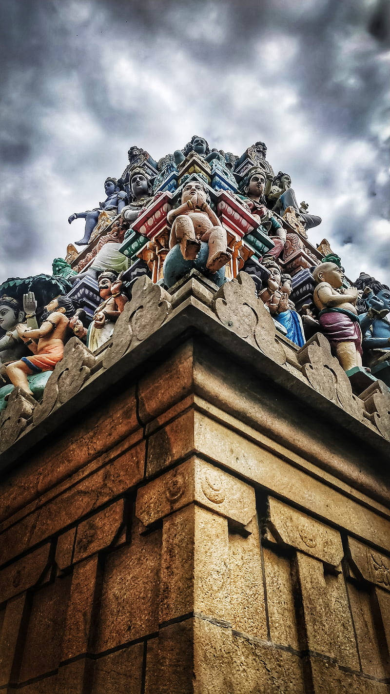 風暴天空下色彩繽紛的寺廟塔樓與雕像