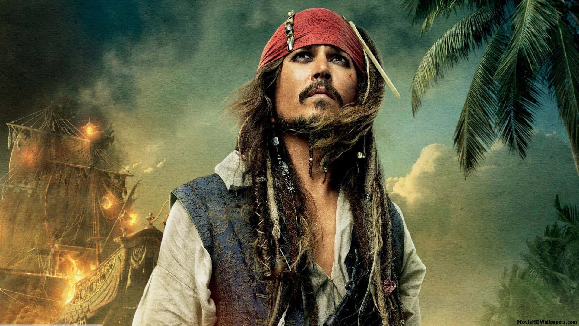 Pirates Of The Caribbean 桌布 壁紙 — 積克船長挑釁地站在熱帶棕櫚樹中，他的船在他身後燃燒，構成一個戲劇性的海盜冒險場景。