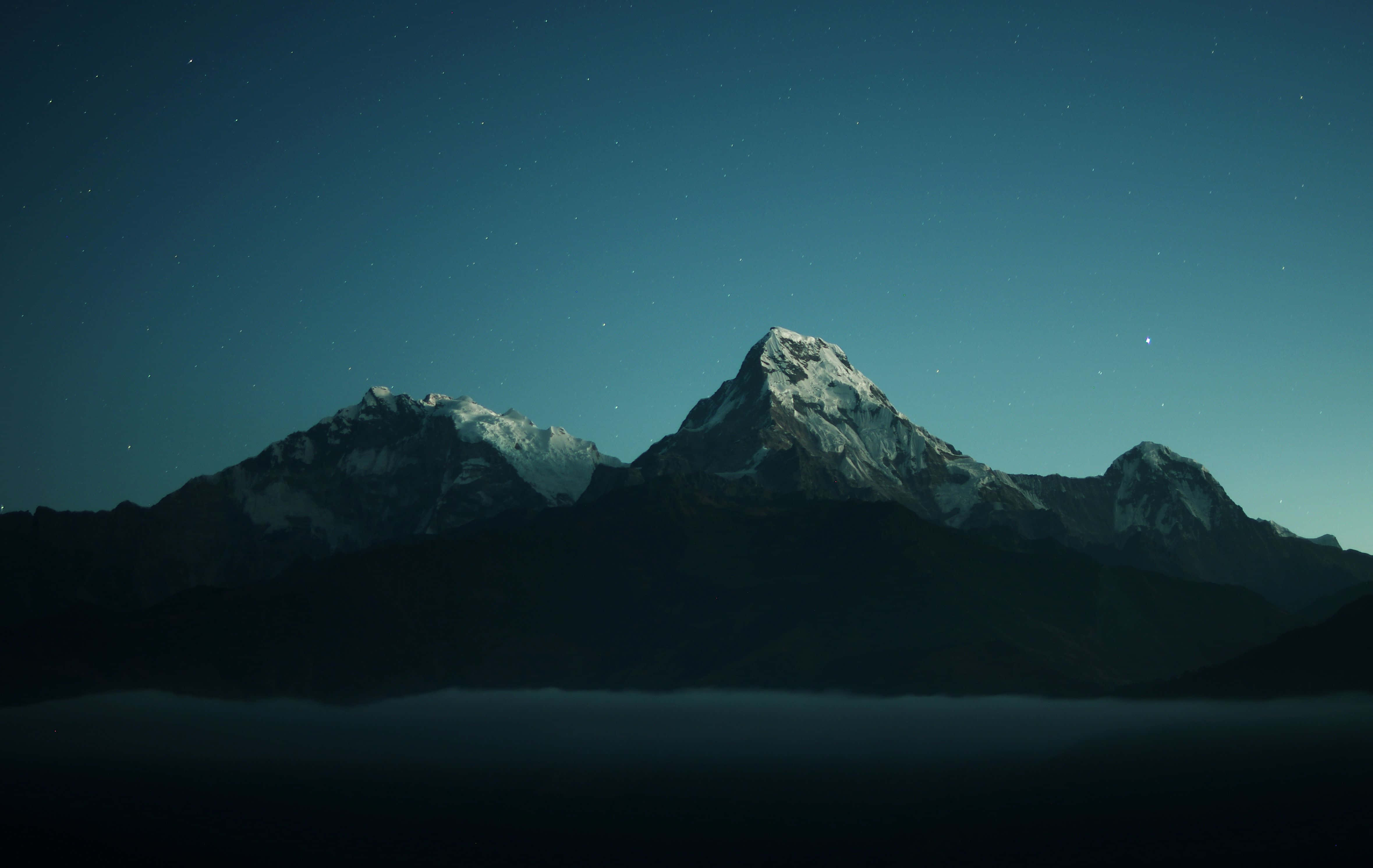 Hill 桌布 壁紙 — 積雪的山峰刺穿星空夜空，下方是霧海。