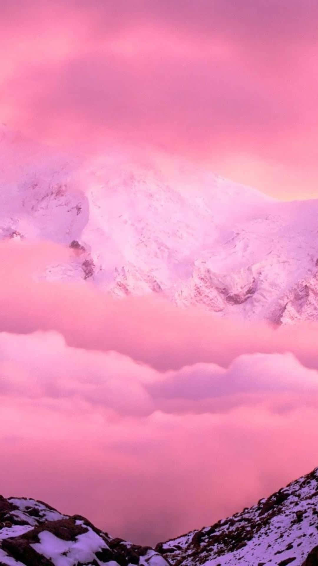 iPhone 8 桌布 壁紙 — 積雪的山峰在夢幻般的暮色天空下刺穿粉紅色的雲層。